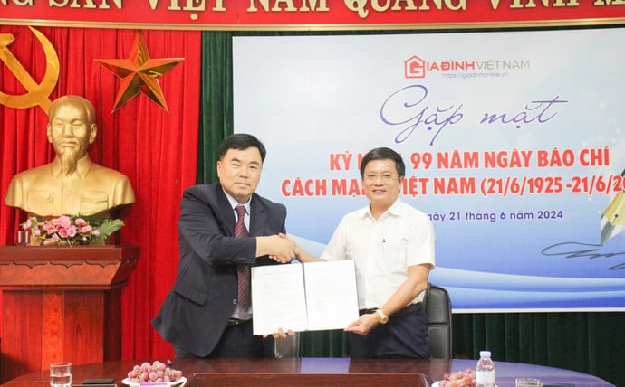 Ông Yi Sang Hwa và Nhà báo Hồ Minh Chiến thực hiện việc ký kết hợp tác