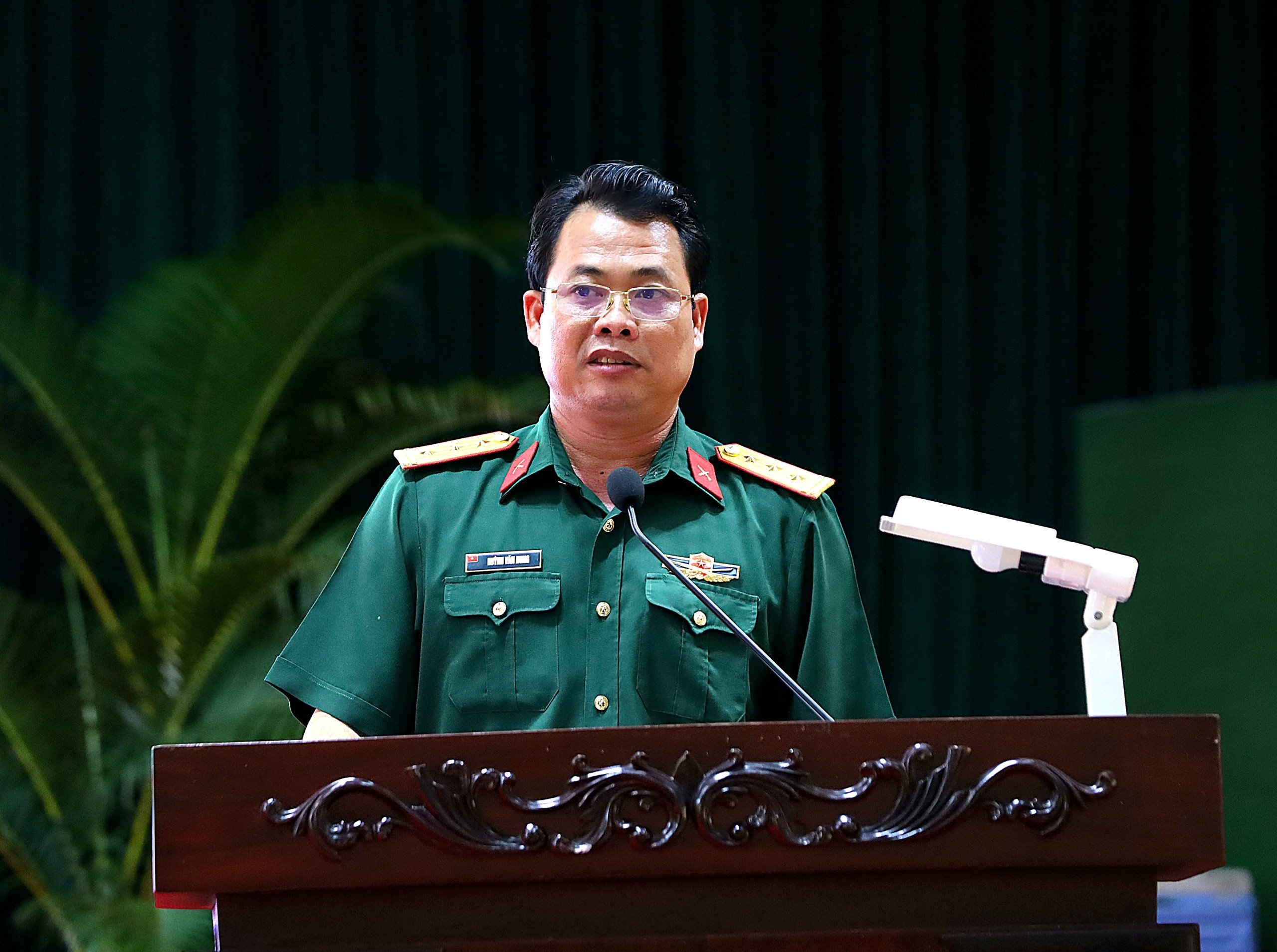 Thượng tá Huỳnh Văn Hung - Ủy viên BTV Thành ủy, Chỉ huy trưởng Bộ Chỉ huy quân sự TP. Cần Thơ phát biểu tại hội nghị.