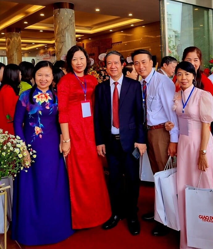 Cô Đỗ Thị Hồi (ngoài cùng bên phải) chụp ảnh cùng Bộ trưởng Bộ GD-ĐT Nguyễn Kim Sơn tại lễ vinh danh Nhà giáo tiêu biểu năm 2022.