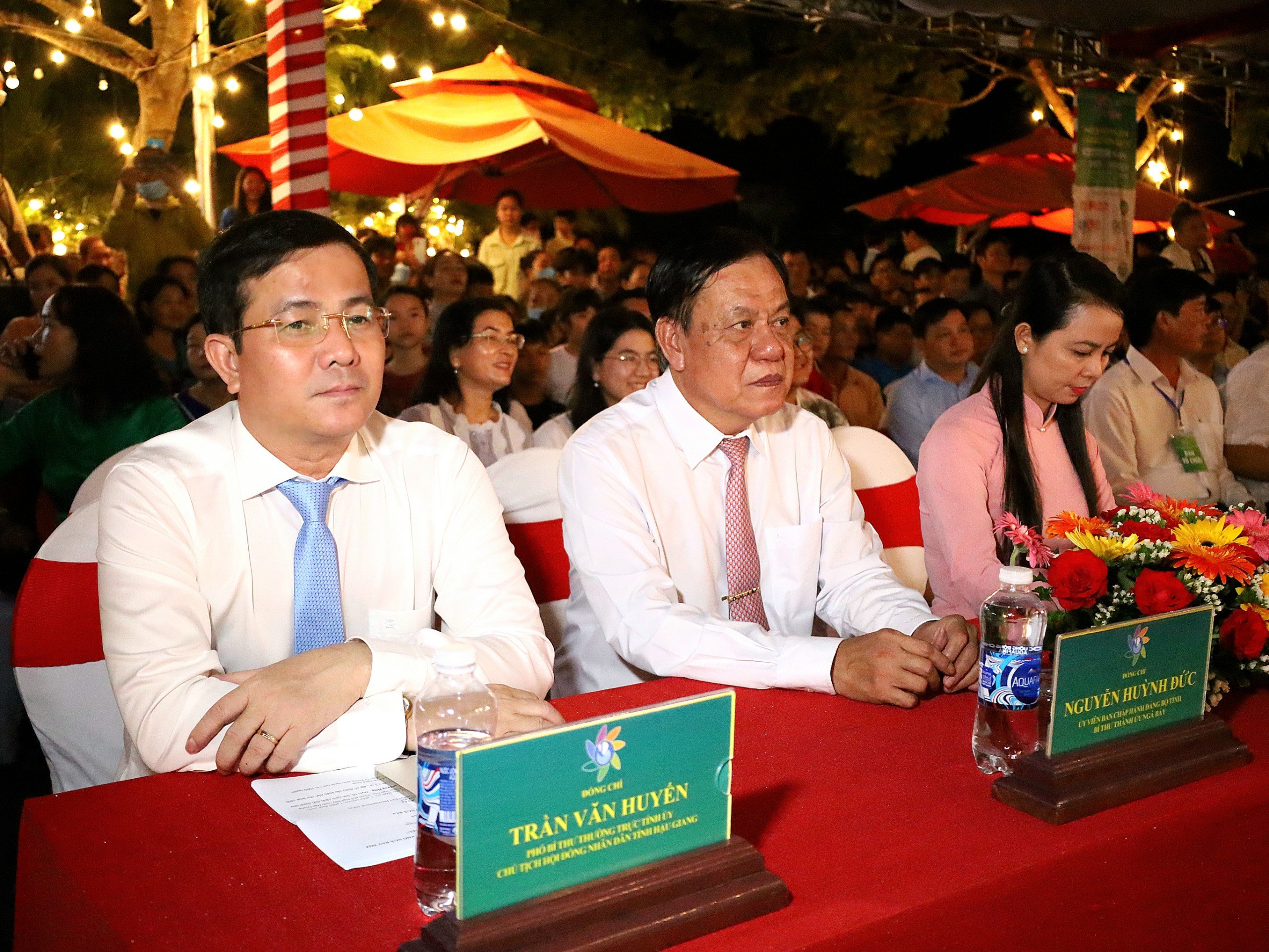 Ông Trần Văn Huyến (bìa trái) - Phó Bí thư Thường trực Tỉnh ủy, Chủ tịch HĐND tỉnh Hậu Giang tham dự chương trình.