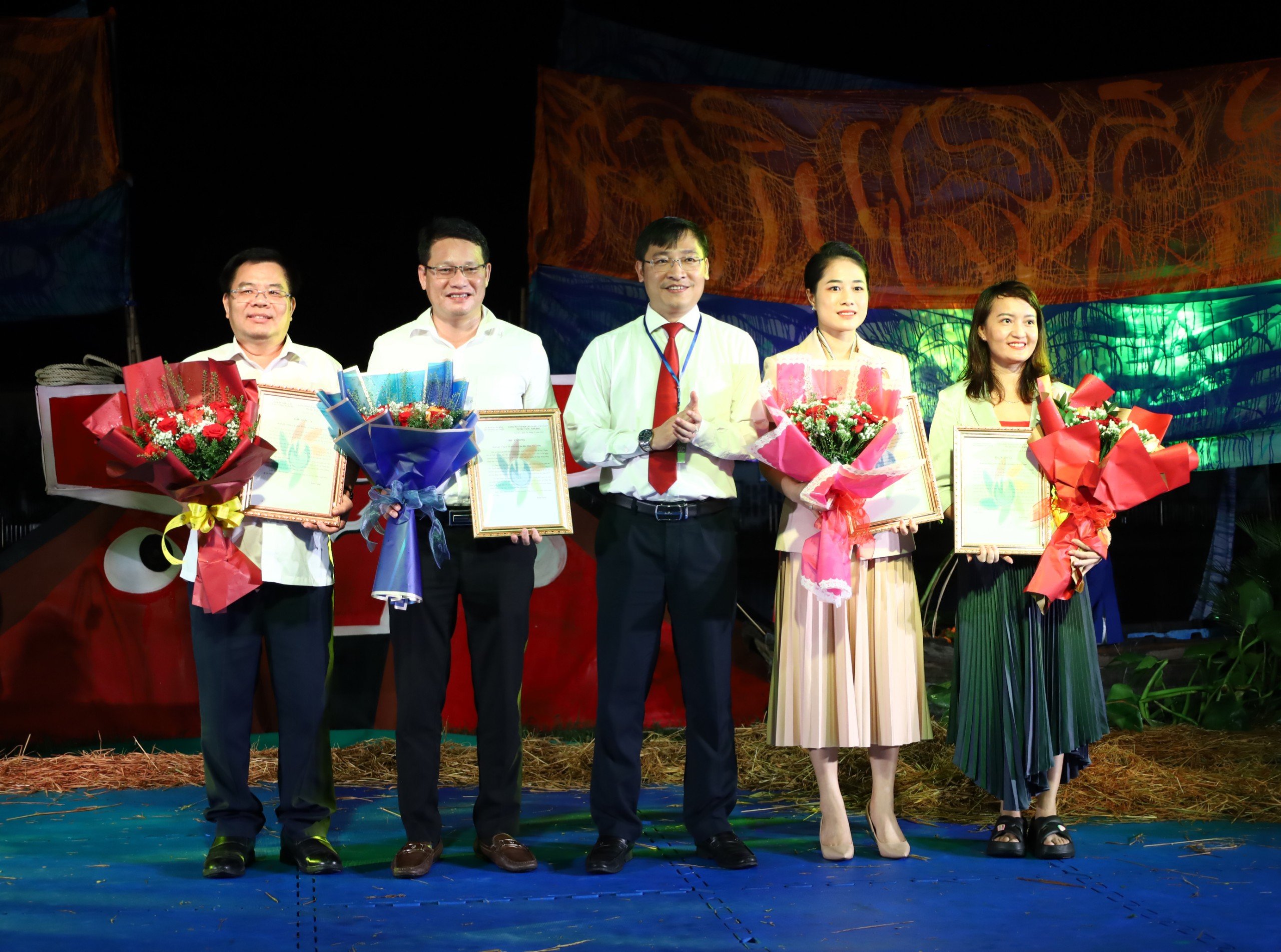 Ông Lê Hoàng Xuyên - Chủ tịch UBND TP. Ngã Bảy tặng hoa và thư cám ơn cho các đơn vị tài trợ.
