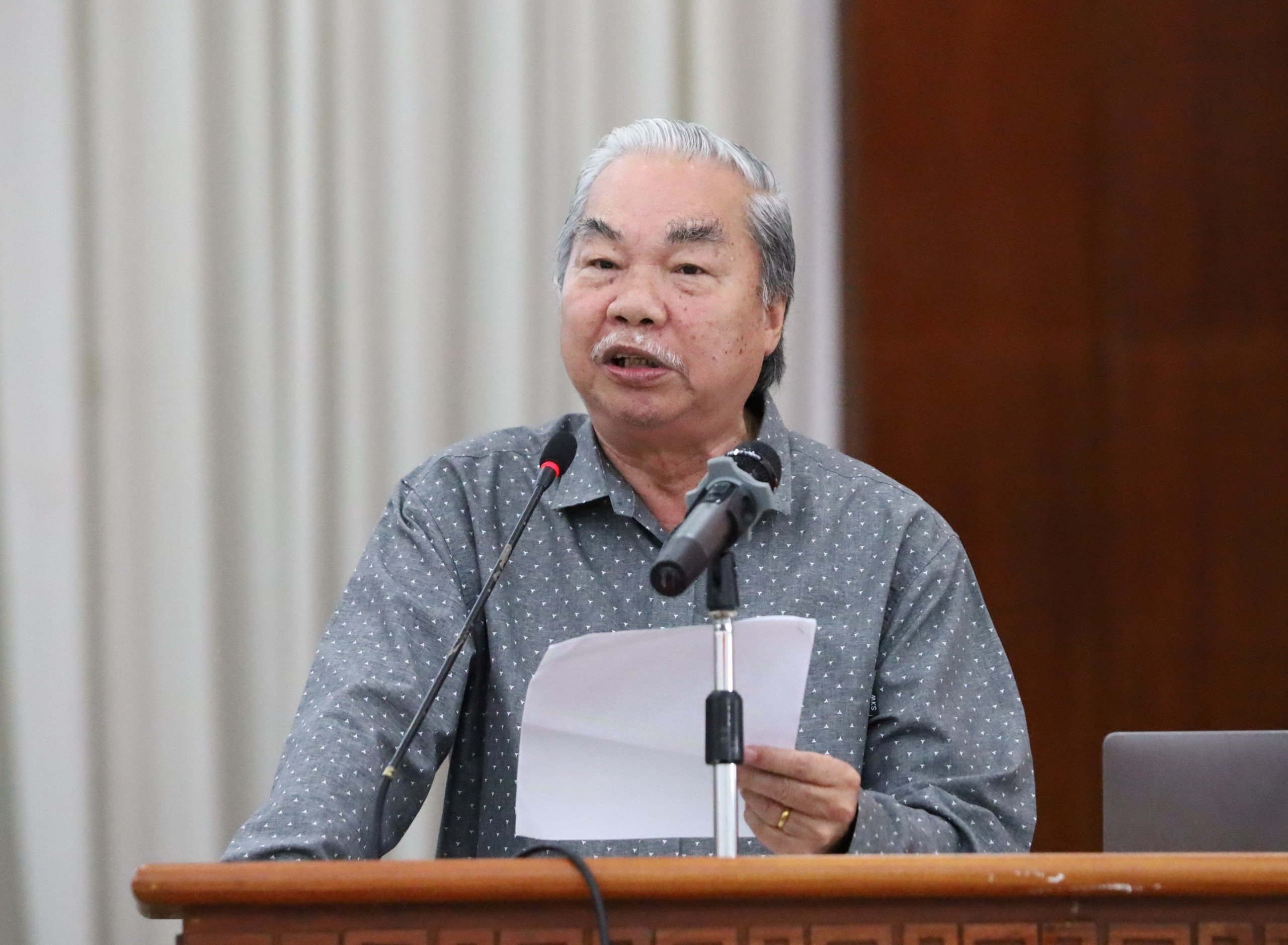 Soạn giả Nhâm Hùng – Nhà nghiên cứu Văn hóa Nam Bộ phát biểu tại hội thảo.
