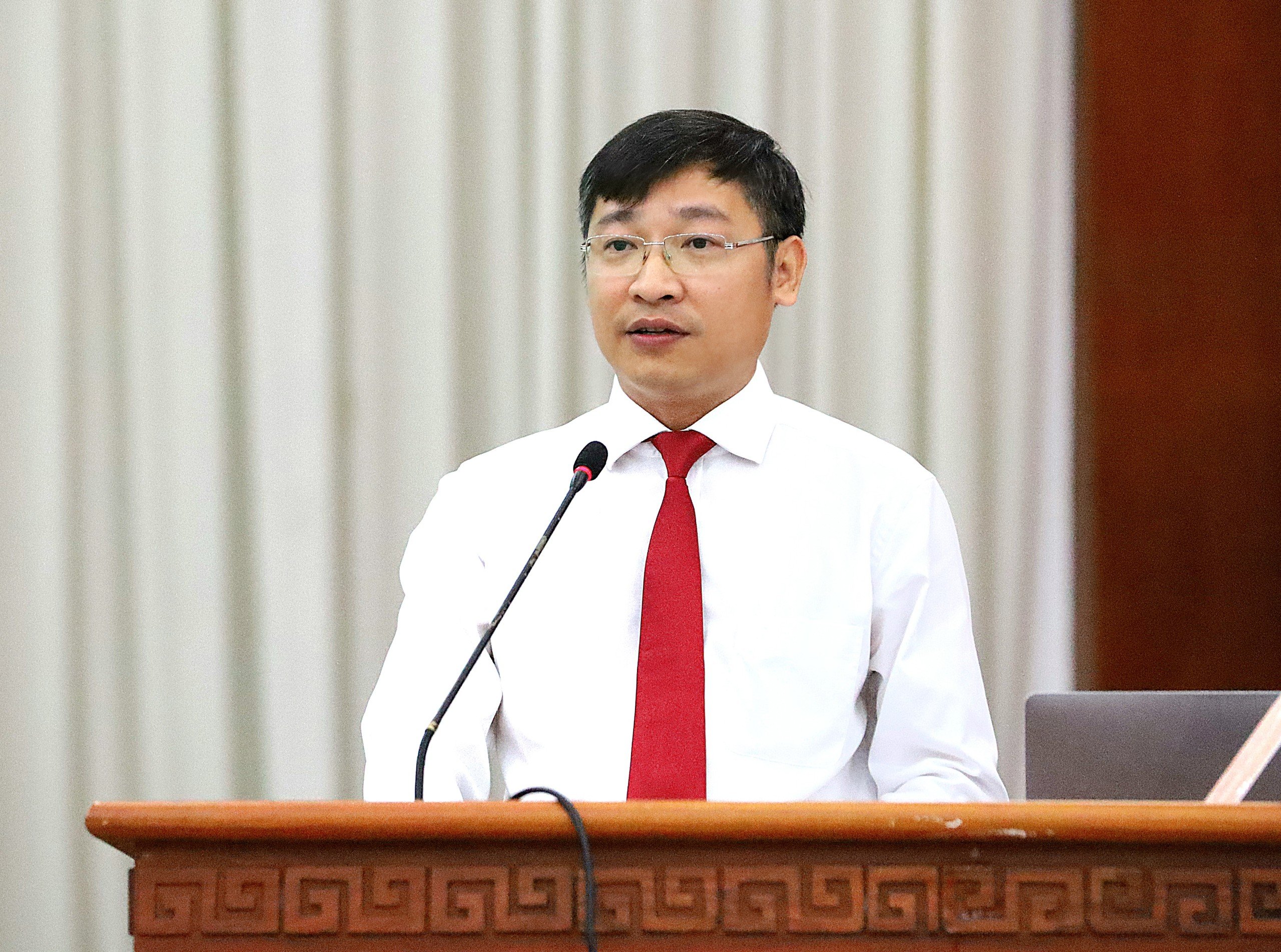Ông Lê Hoàng Xuyên - Chủ tịch UBND TP. Ngã Bảy phát biểu khai mạc hội thảo.