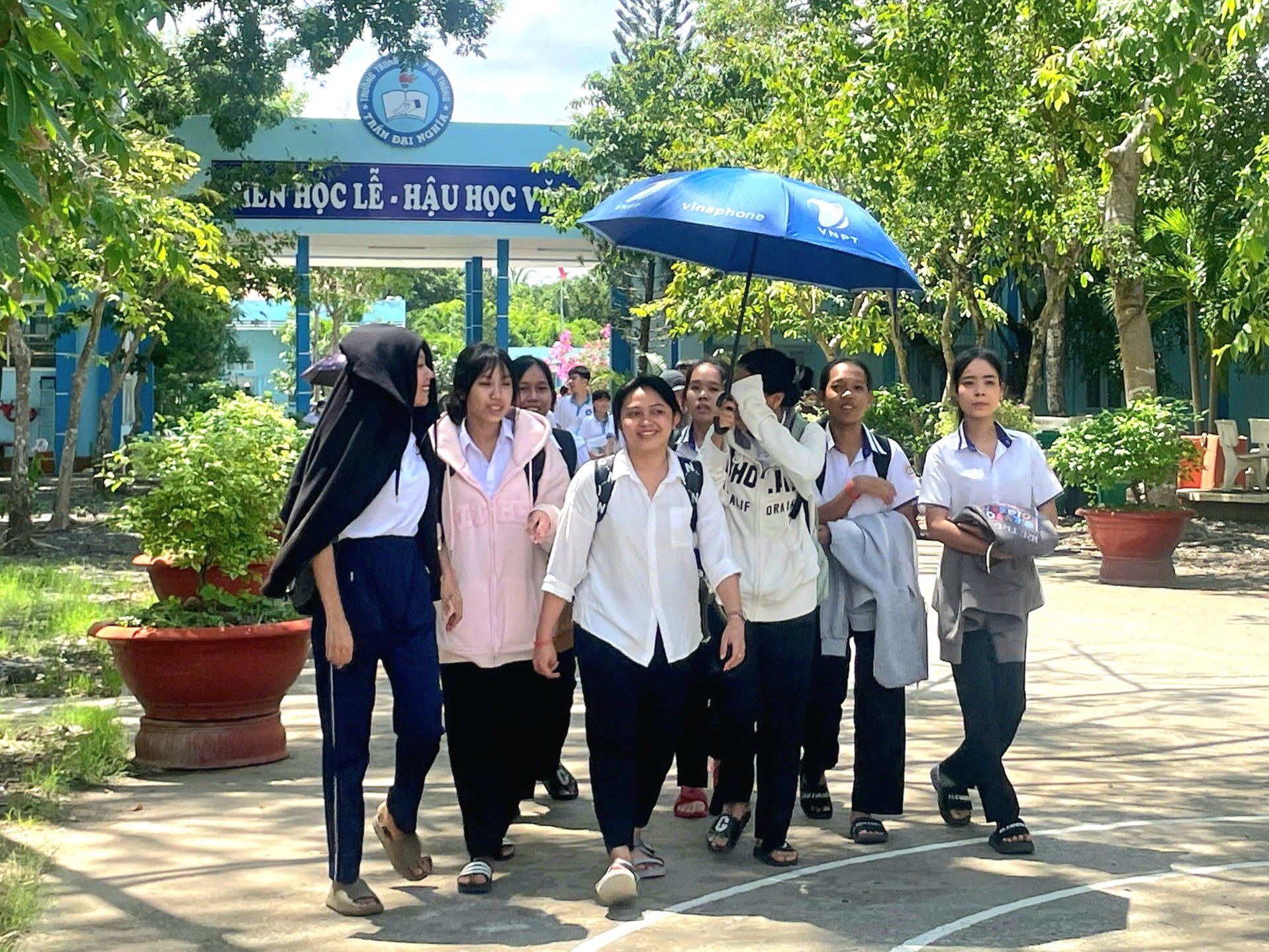 Các thí sinh dự thi tại điểm thi Trường THPT Trần Đại Nghĩa tự tin, vui vẻ tham gia dự thi.