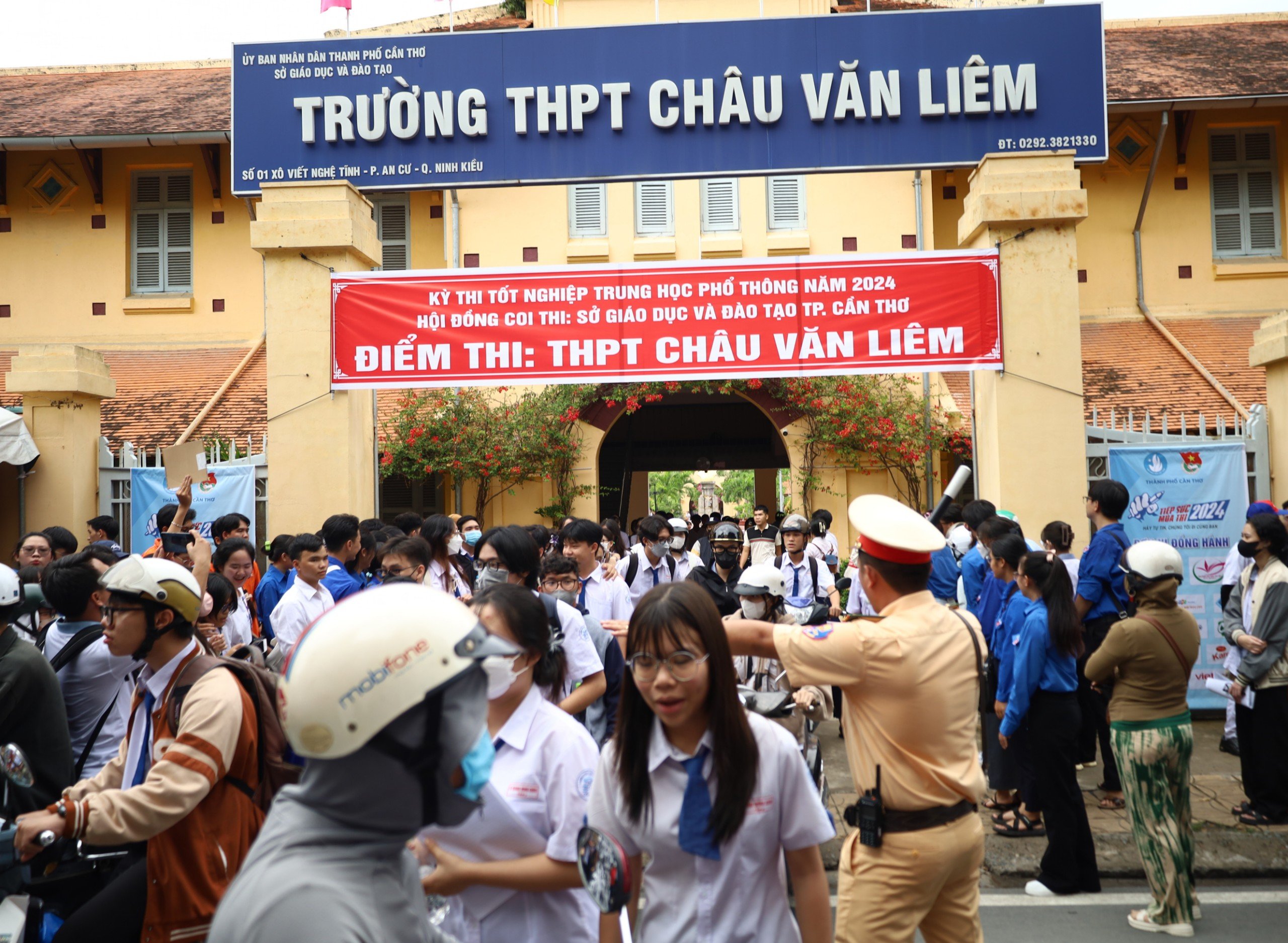 Lực lượng Công an TP. Cần Thơ điều tiết giao thông tại điểm thi Trường THPT Châu Văn Liêm, quận Ninh Kiều.
