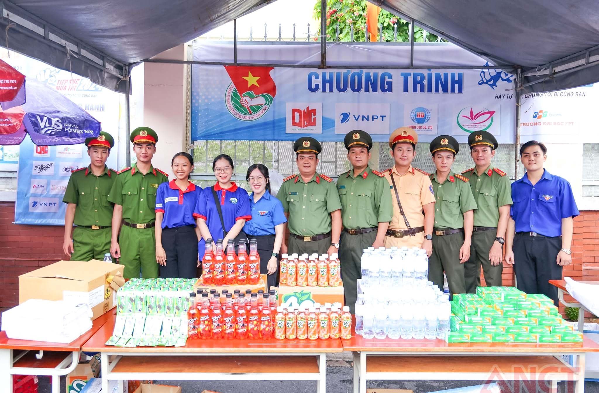 Cán bộ, chiến sĩ Công an TP. Cần Thơ tại điểm tiếp sức mùa thi của Trường THCS Đoàn Thị Điểm, quận Ninh Kiều.