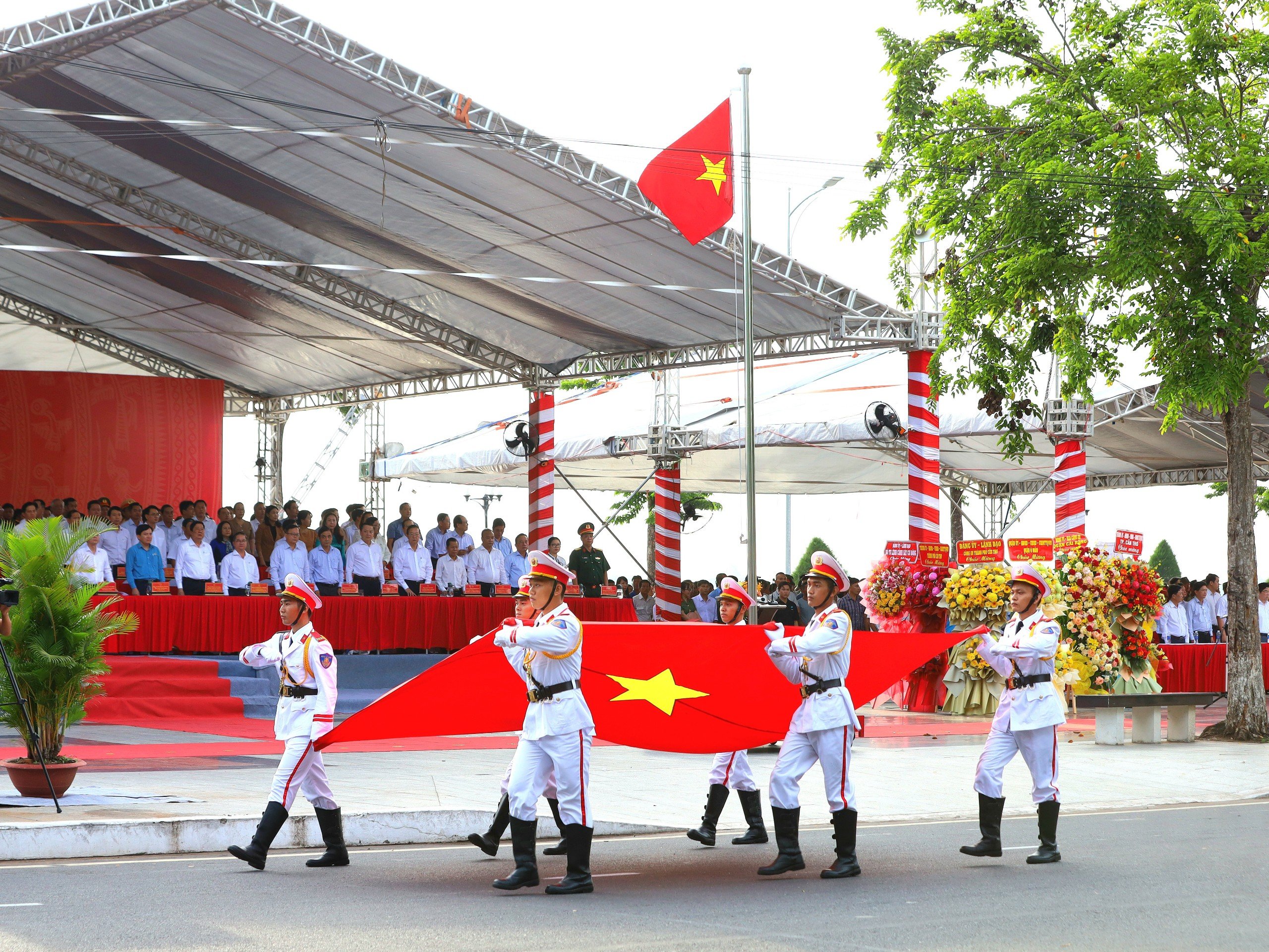 Khối rước cờ Tổ quốc di chuyển qua lễ đài trong nội dung lực lượng tham gia bảo vệ an ninh trật tự ở cơ sở tham gia diễu hành, biểu dương lực lượng.