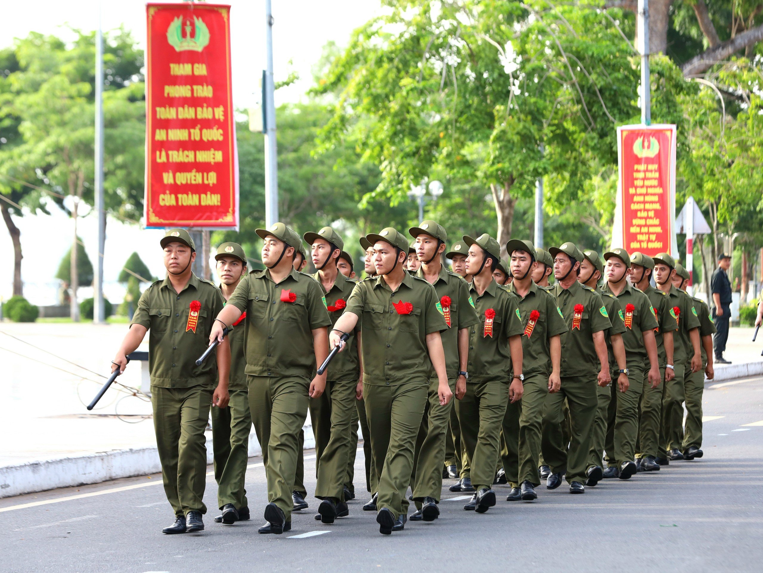 Lực lượng tham gia bảo vệ an ninh trật tự ở cơ sở tham gia diễu hành, biểu dương lực lượng.