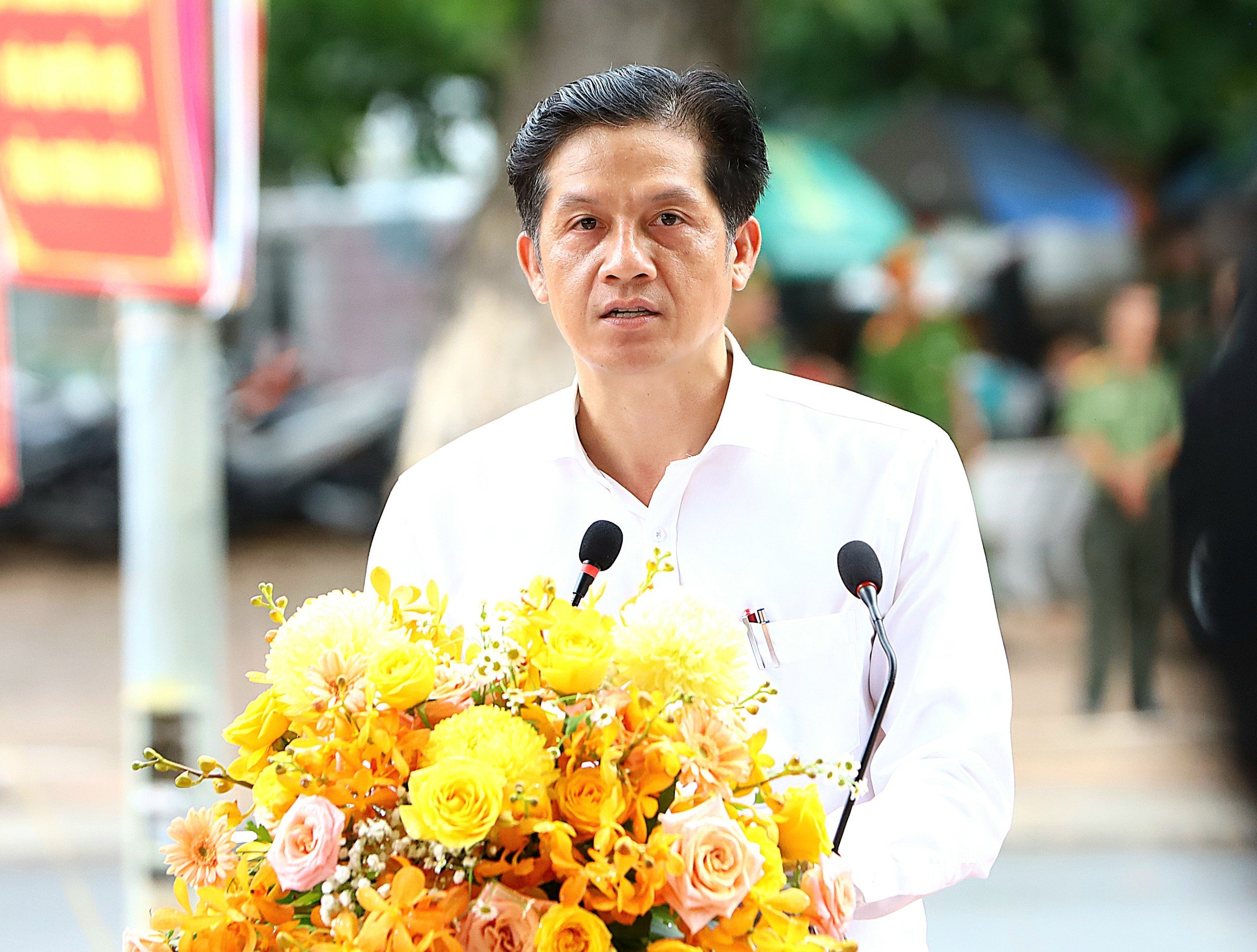 Ông Huỳnh Trung Trứ - Chủ tịch UBND quận Ninh Kiều trình bày tóm tắt nội dung của Luật Lực lượng tham gia bảo vệ an ninh trật tự ở cơ sở.