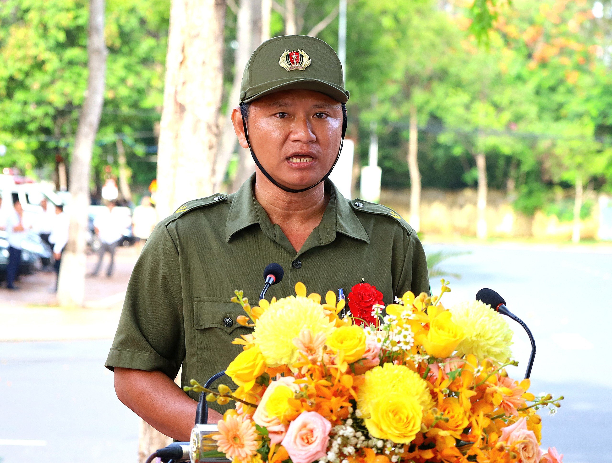 Ông Huỳnh Anh - Đại diện lực lượng tham gia bảo vệ an ninh trật tự ở cơ sở quận Ninh Kiều phát biểu nhận nhiệm vụ.