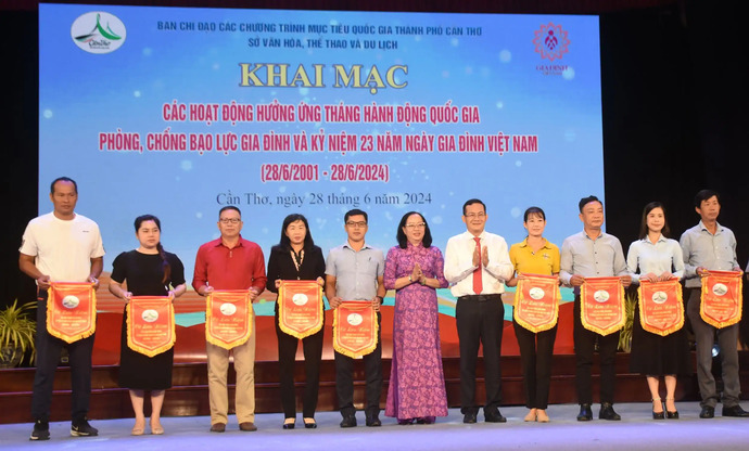 Buổi khai mạc các hoạt động chào mừng Ngày Gia đình Việt Nam năm 2024 và Tháng hành động quốc gia phòng, chống bạo lực gia đình. (Ảnh: Kim Xuân)