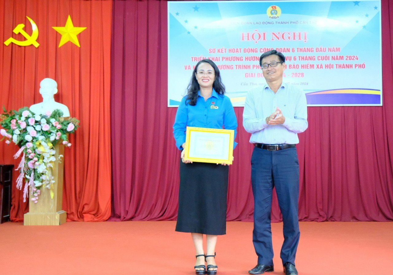 Tổng liên đoàn Lao động Việt Nam, tặng thưởng danh hiệu chiến sỹ thi đua Tổng liên đoàn cho bà Lê Thị Sương Mai - Chủ tịch Liên đoàn Lao động TP. Cần Thơ vì đã có thành tích xuất sắc, tiêu biểu trong phong trào thi đua lao động giỏi và xây dựng tổ chức Công đoàn vững mạnh giai đoạn 2021 - 2023.