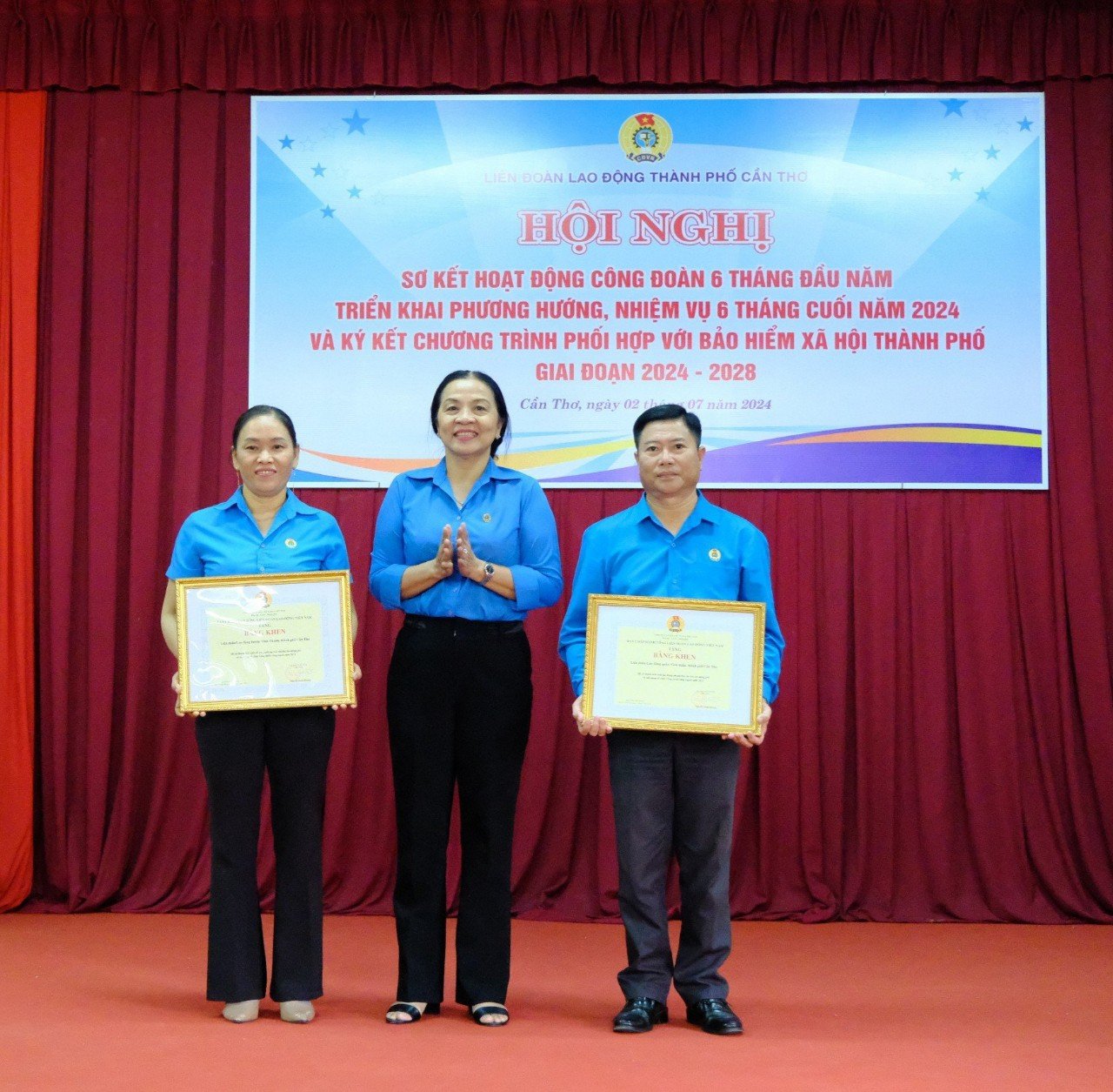 Bà Huỳnh Thị Hiền - Phó Chủ tịch Thường trực LĐLĐ TP. Cần Thơ trao tặng Bằng khen của BCH Tổng Liên đoàn Lao động Việt Nam cho 02 tập thể.