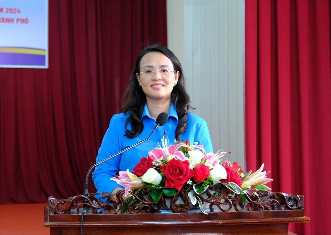 Bà Lê Thị Sương Mai - Chủ tịch LĐLĐ TP Cần Thơ phát biểu tại hội nghị.