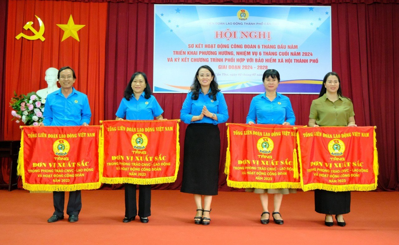 Bà Lê Thị Sương Mai - Chủ tịch LĐLĐ TP. Cần Thơ trao Cờ thi đua của Tổng LĐLĐ Việt Nam cho các đơn vị.