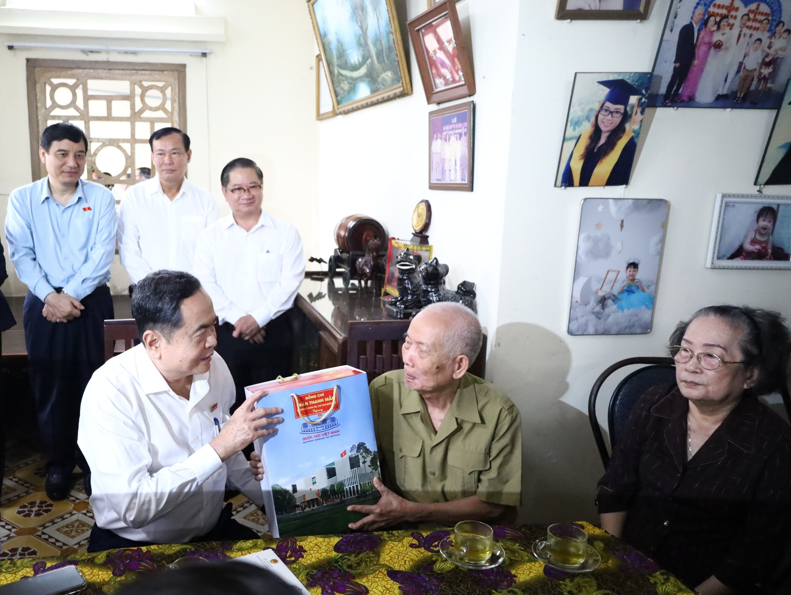 Chủ tịch Quốc hội Trần Thanh Mẫn tặng quà cho ông Phan Văn Nguyện.