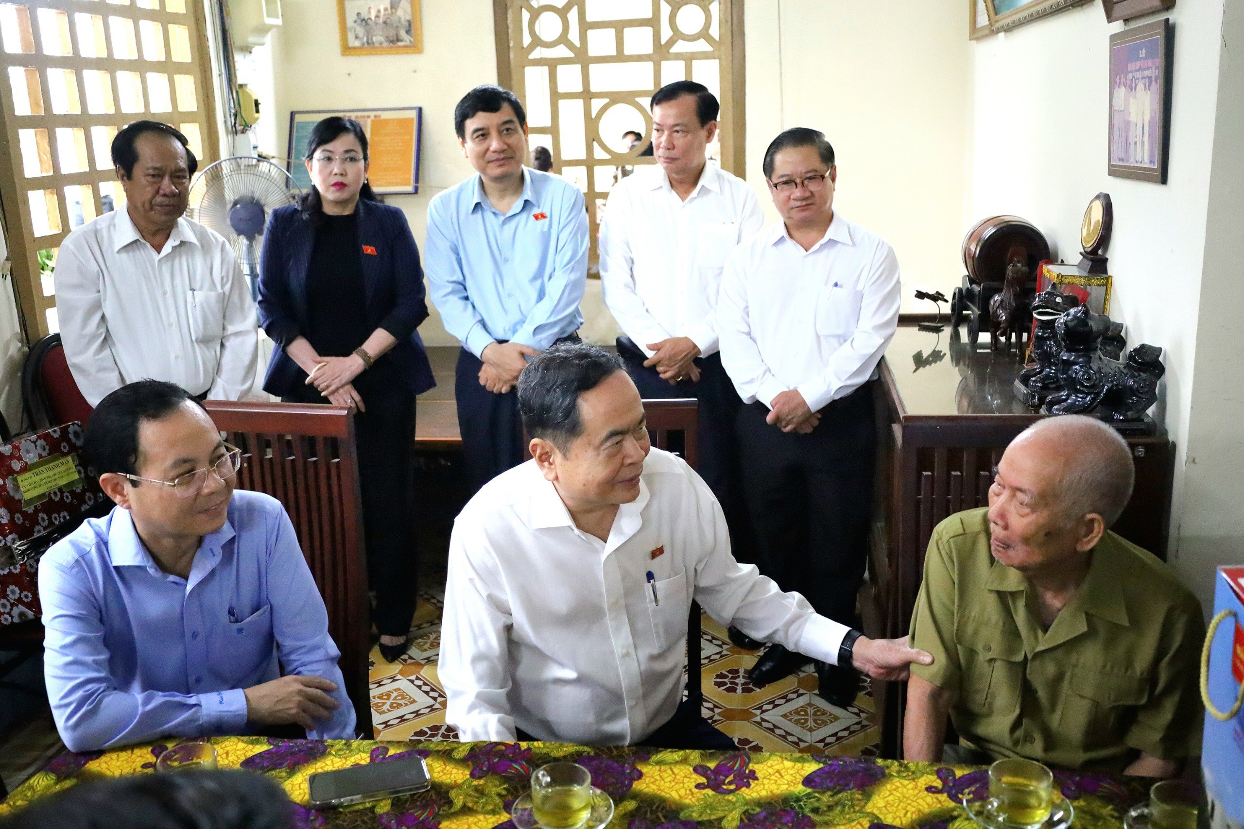 Chủ tịch Quốc hội Trần Thanh Mẫn thăm hỏi ông Phan Văn Nguyện (83 tuổi, phường An Cư, quận Ninh Kiều) thương binh 54% và người hoạt động kháng chiến bị địch bắt tù đày trong cuộc đấu tranh giải phóng dân tộc.