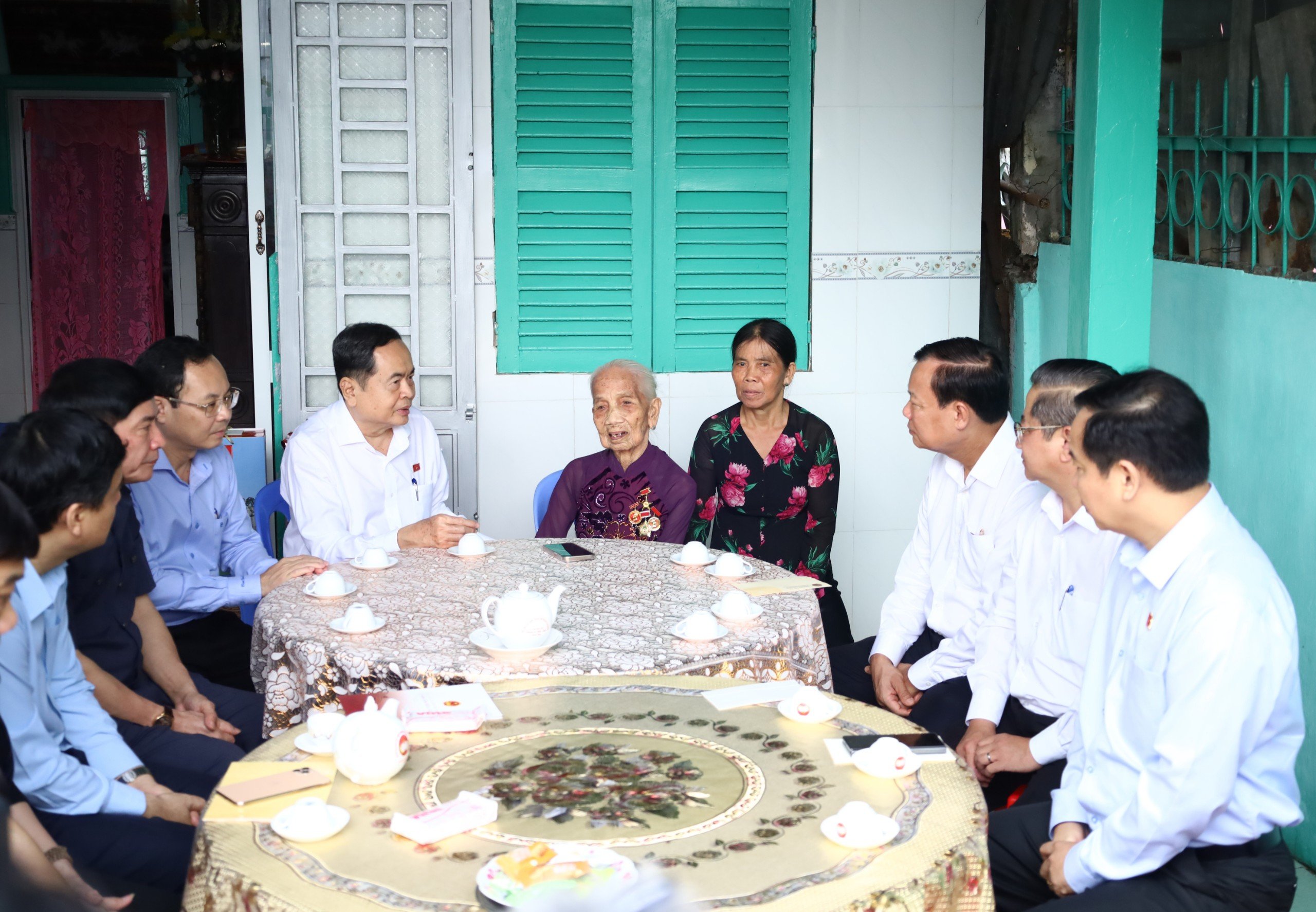 Chủ tịch Quốc hội Trần Thanh Mẫn thăm hỏi Mẹ VNAH Trần Thị Hai (91 tuổi, phường Phú Thứ, quận Cái Răng) có chồng và 2 con là Liệt sĩ.