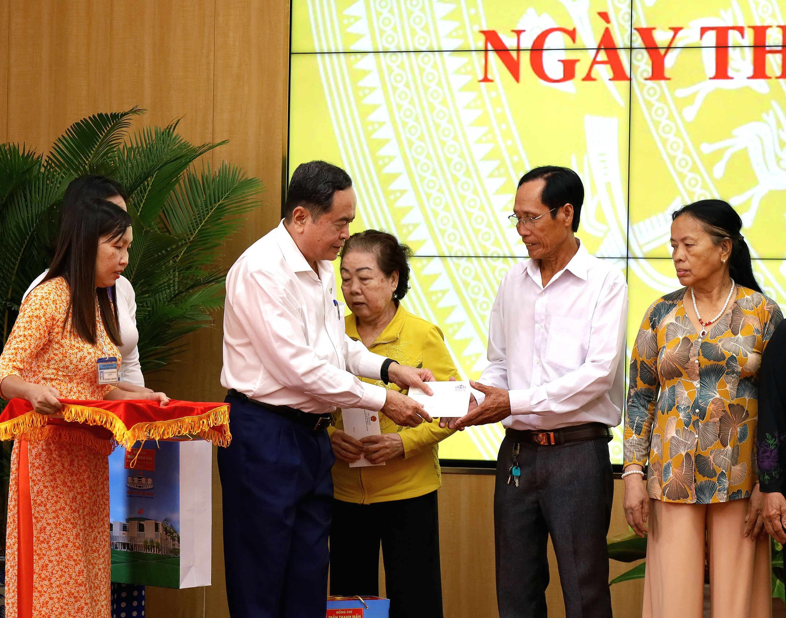 Chủ tịch Quốc hội Trần Thanh Mẫn tặng quà cho gia đình chính sách, người có công với Cách mạng.