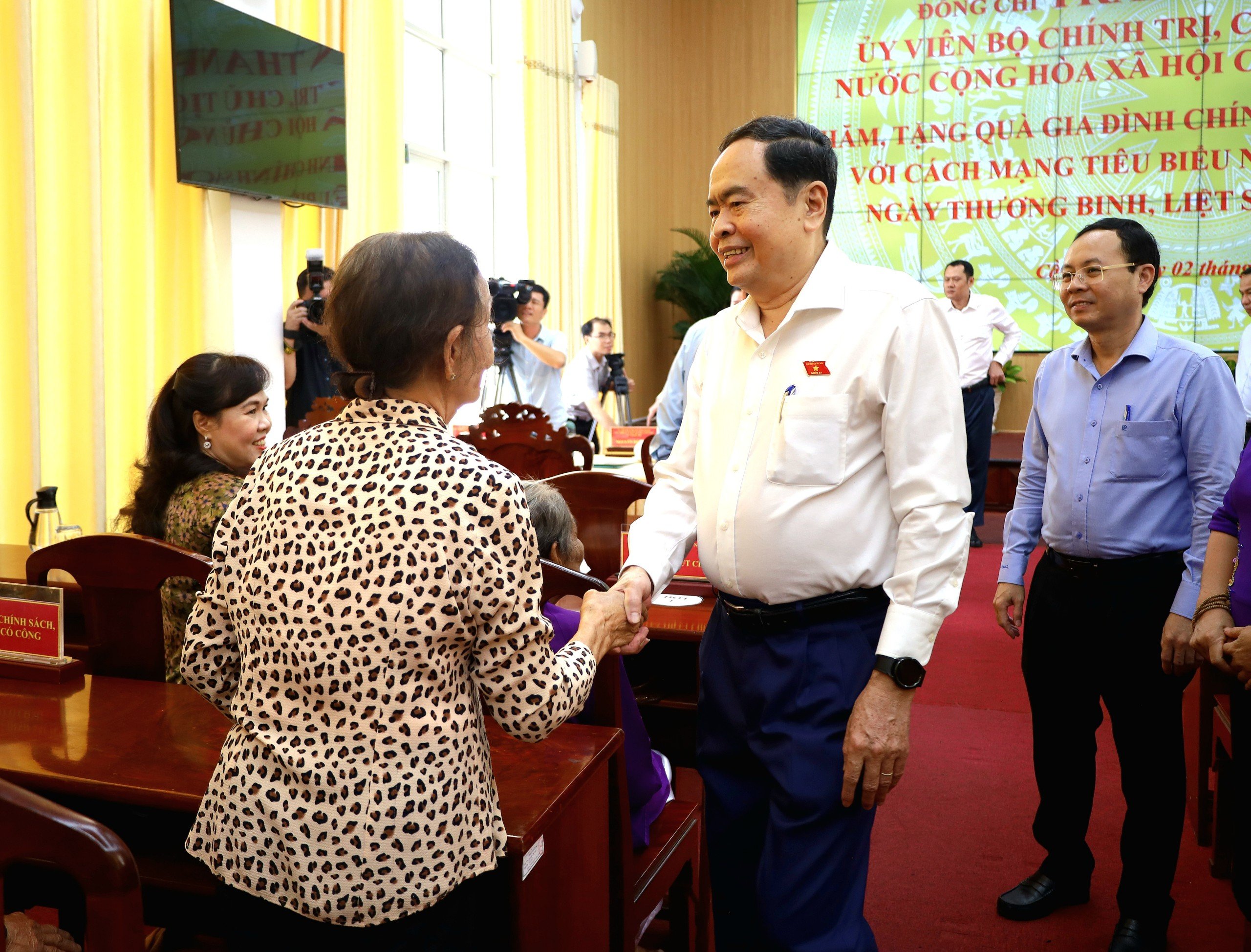 Chủ tịch Quốc hội Trần Thanh Mẫn thăm hỏi gia đình chính sách, người có công với Cách mạng.
