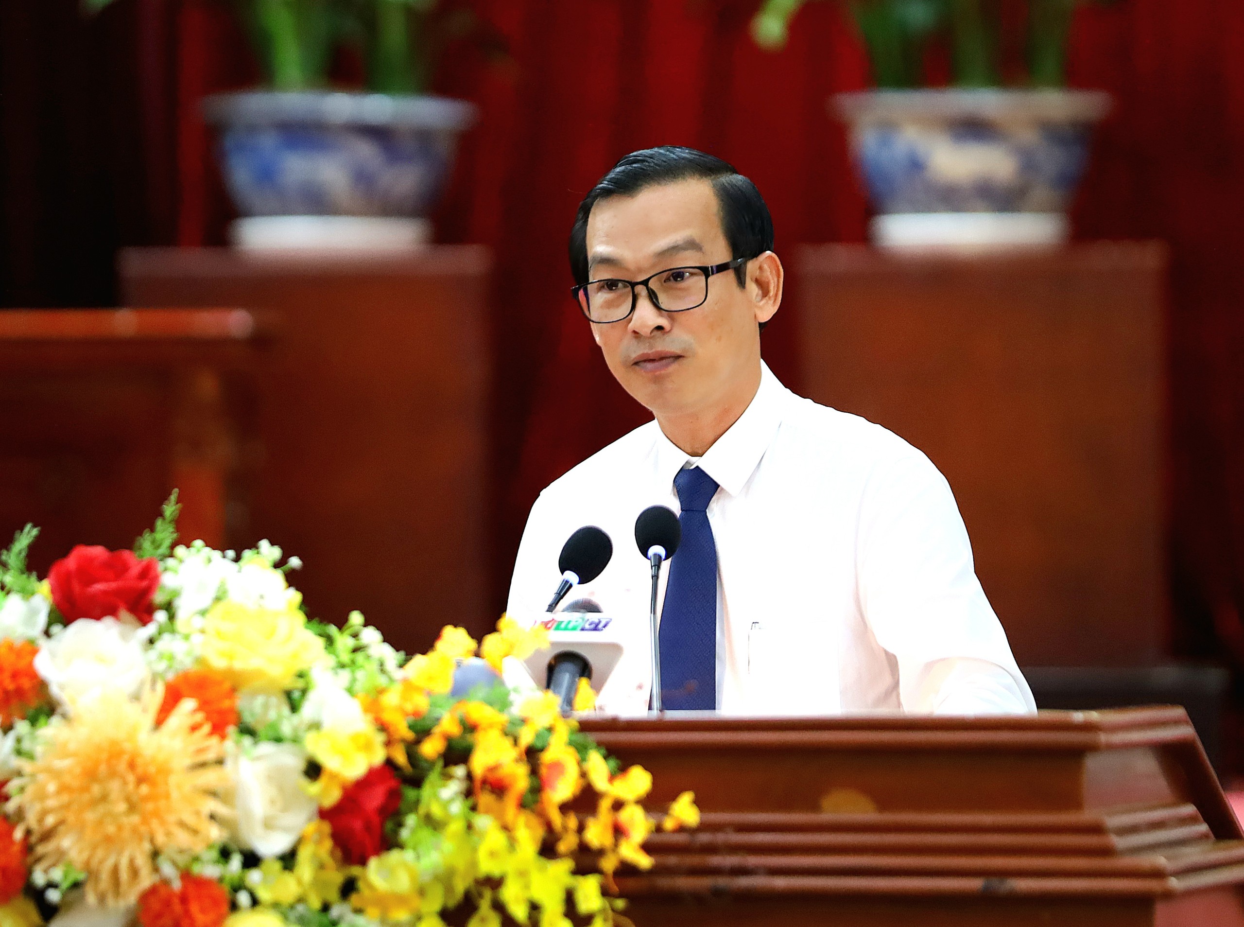 Ông Lê Thanh Tâm - Giám đốc Sở Kế hoạch và Đầu tư TP. Cần Thơ đọc các tờ trình tại kỳ họp.