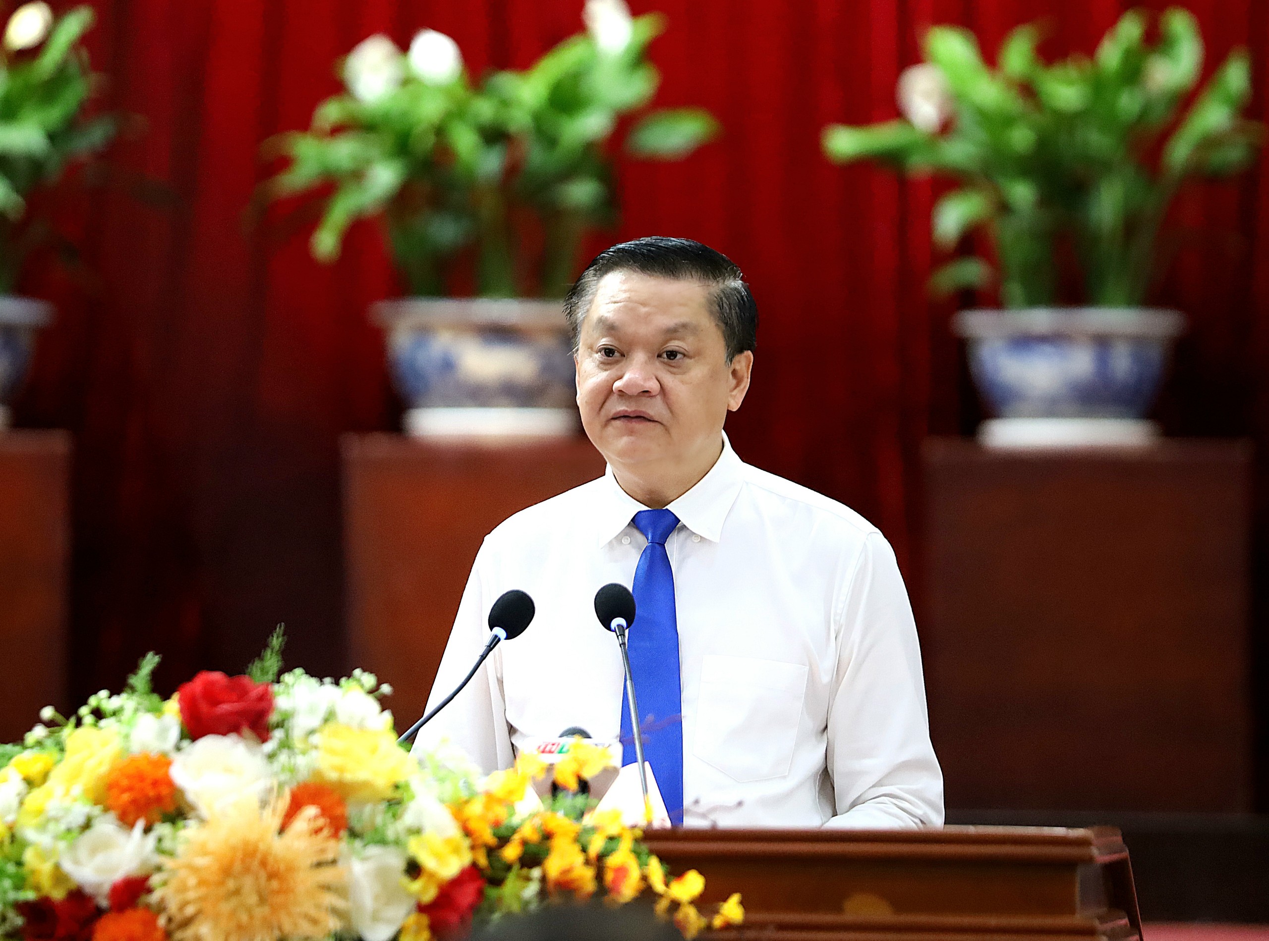 Ông Dương Tấn Hiển - Ủy viên BTV Thành ủy, Phó Chủ tịch Thường trực UBND TP. Cần Thơ báo cáo tình hình kinh tế - xã hội 6 tháng đầu năm 2024.