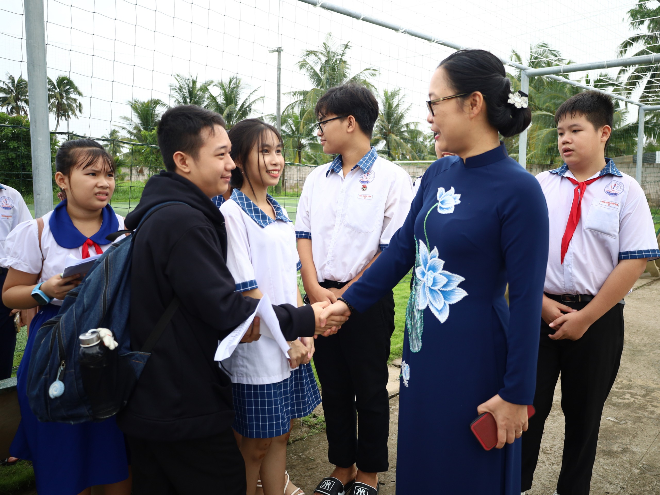 Bà Nguyễn Thị Quyên Thanh - Phó Chủ tịch UBND tỉnh, Trưởng BCĐ Bảo vệ, chăm sóc trẻ em tỉnh Vĩnh Long trò chuyện cùng các em thiếu nhi bên lề diễn đàn.