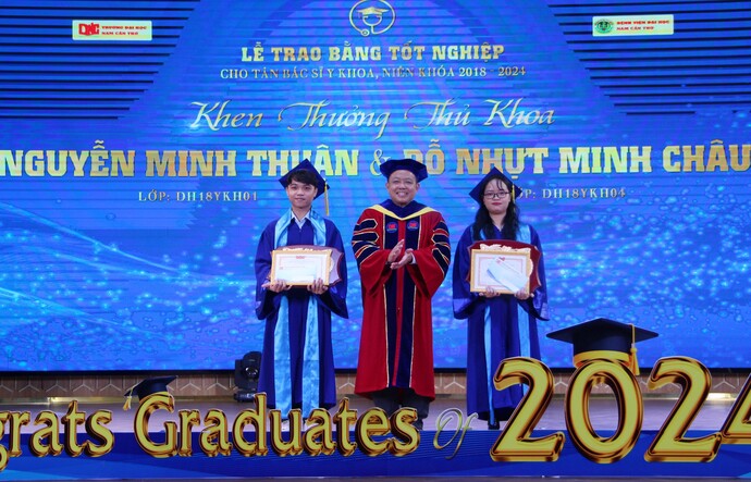 Hai thủ khoa của niên khóa 2018-2024.