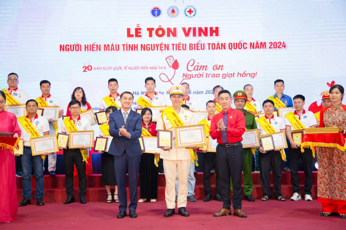 Thiếu tá Lê Hoàng Phong được tôn vinh người hiến máu tình nguyện tiêu biểu toàn quốc năm 2024. Ảnh: Công an TP Cần Thơ cung cấp