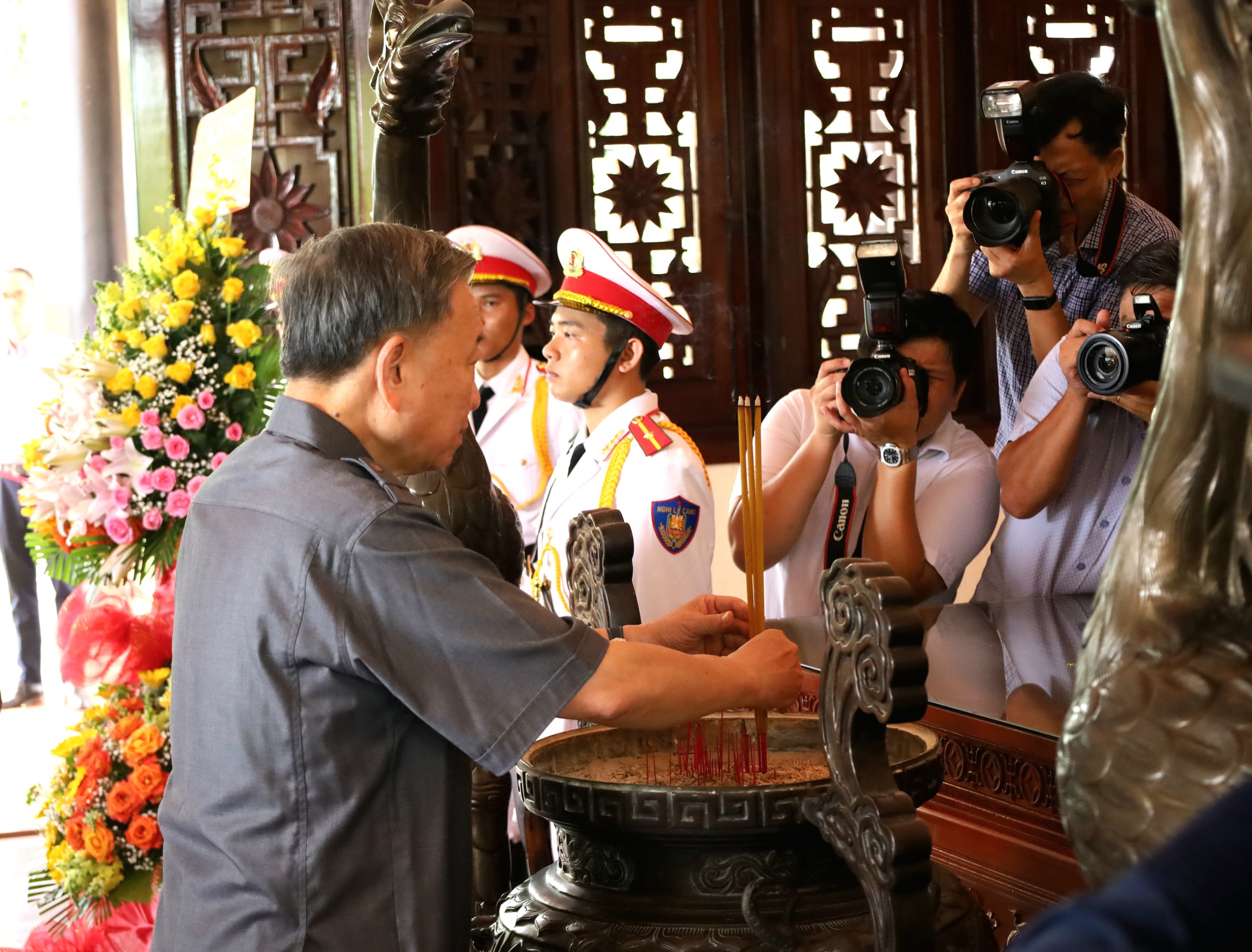 Chủ tịch nước Tô Lâm thực hiện nghi thức dâng hương tưởng nhớ Chủ tịch Hội đồng Bộ trưởng Phạm Hùng.