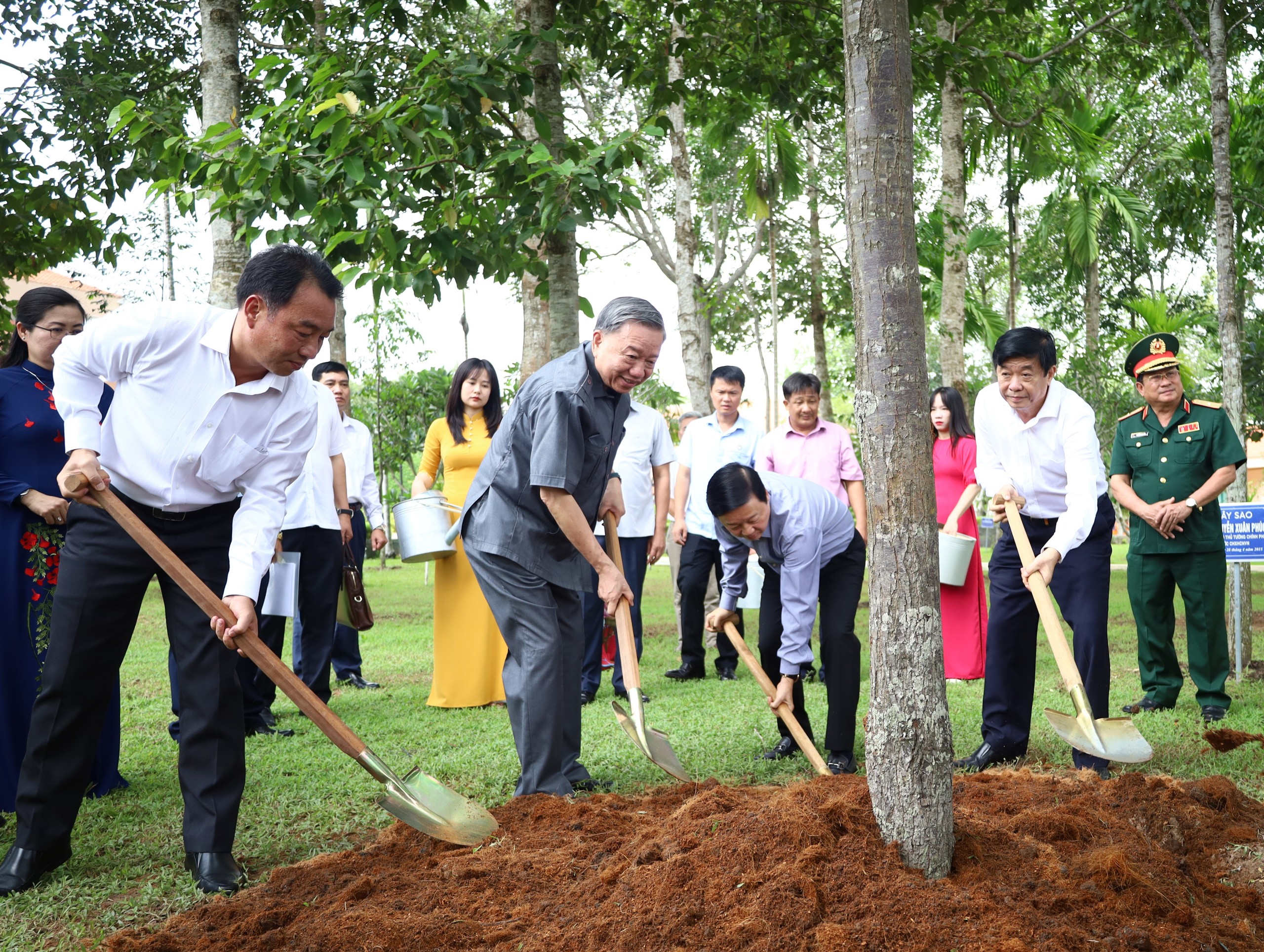 Chủ tịch nước Tô Lâm trồng cây tại Khu lưu niệm Chủ tịch Hội đồng Bộ trưởng Phạm Hùng.