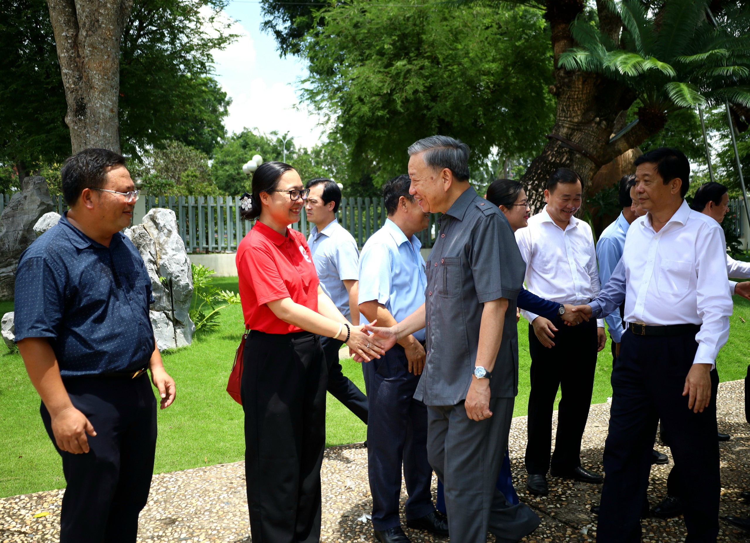 Lãnh đạo tỉnh Vĩnh Long đón chào Ủy viên Bộ Chính trị, Chủ tịch nước Tô Lâm tại Khu tưởng niệm Thủ tướng Võ Văn Kiệt.