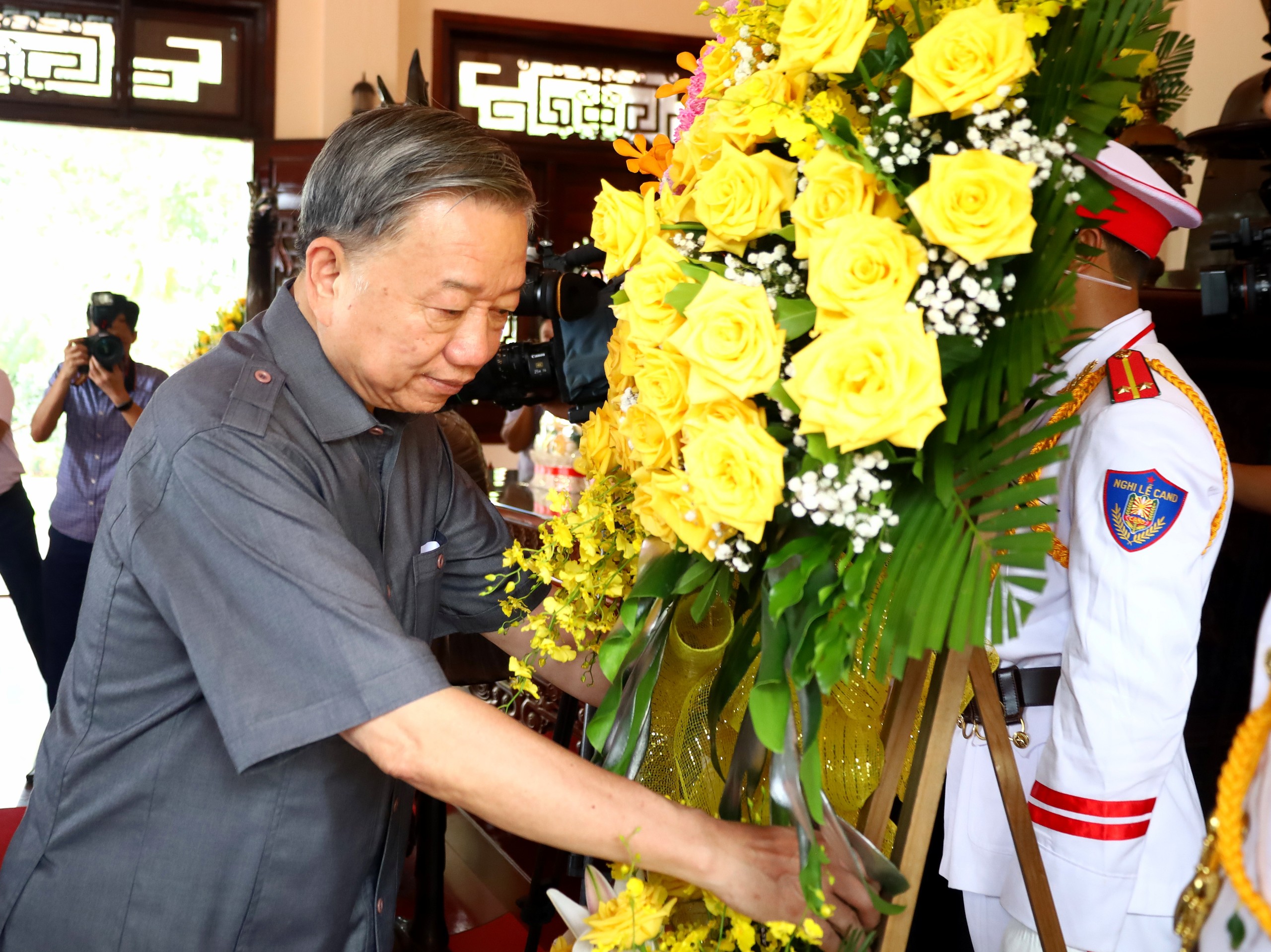 Chủ tịch nước Tô Lâm thực hiện nghi thức dâng hoa tưởng nhớ Chủ tịch Hội đồng Bộ trưởng Phạm Hùng.