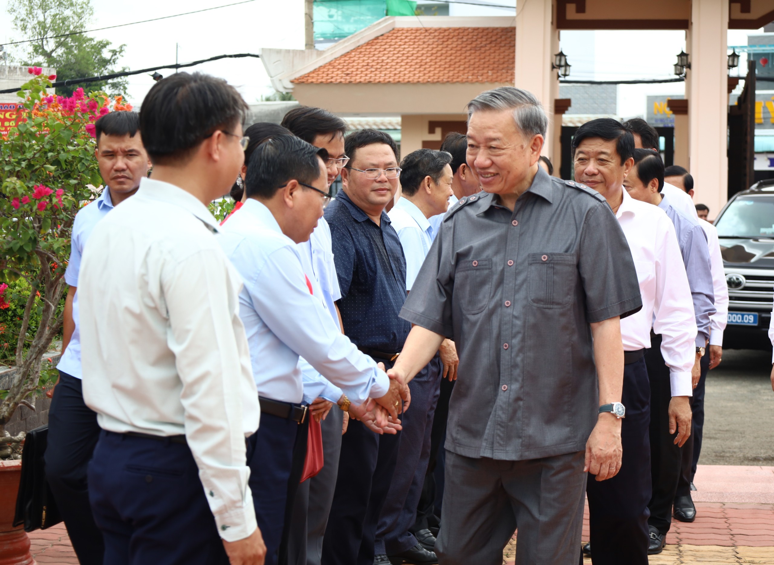 Lãnh đạo tỉnh Vĩnh Long đón chào Ủy viên Bộ Chính trị, Chủ tịch nước Tô Lâm tại Khu lưu niệm Chủ tịch Hội đồng Bộ trưởng Phạm Hùng.