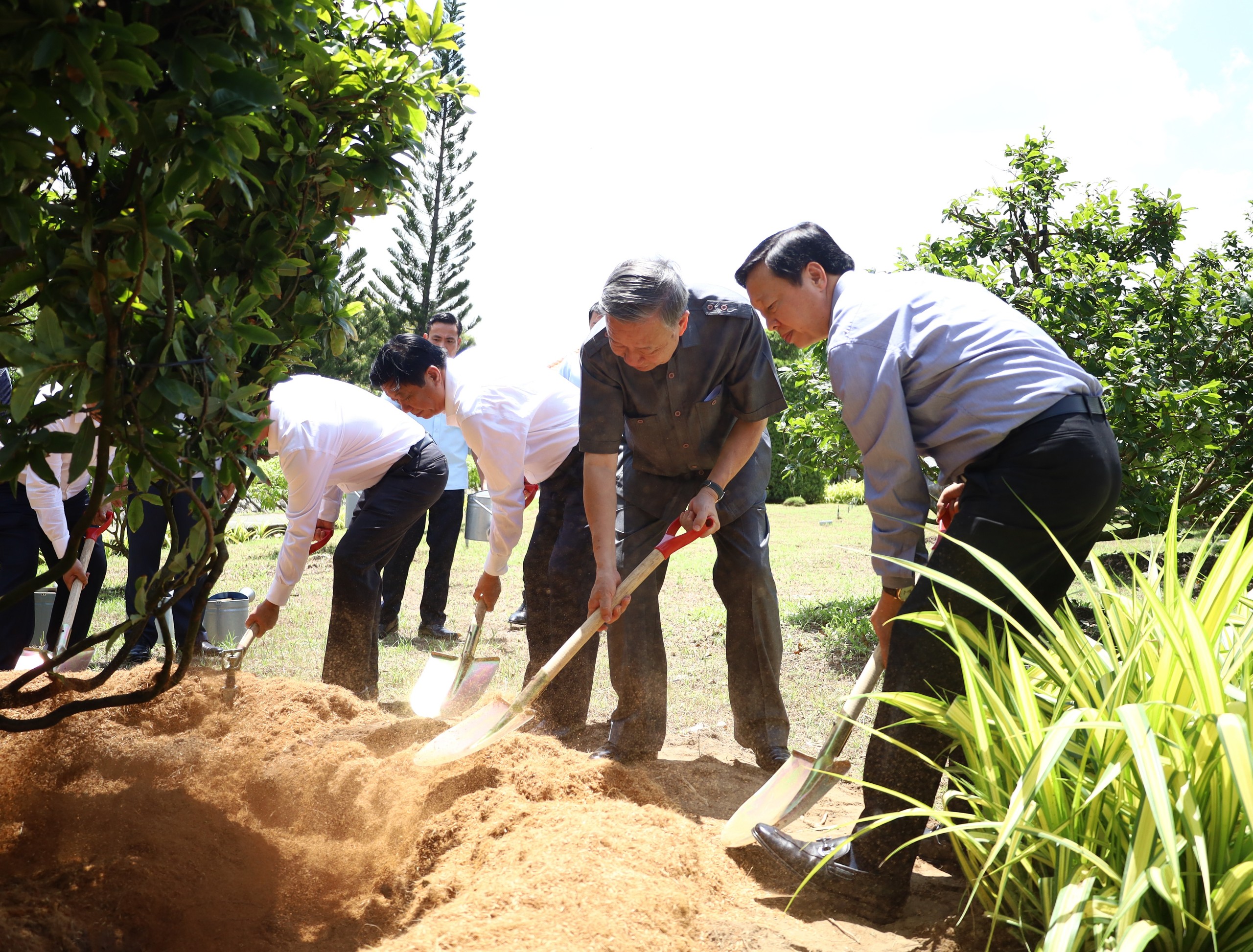 Chủ tịch nước Tô Lâm trồng cây tại Khu tưởng niệm Thủ tướng Võ Văn Kiệt.