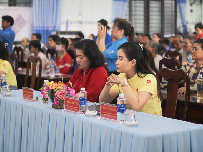 Bà Huỳnh Thanh Thảo, Chủ tịch Hội Chữ Thập Đỏ TP. Cần Thơ và Bà Phạm Thị Thêu - Giám nhân sự đại diện Hệ thống Thẩm mỹ viện Ngọc Hường