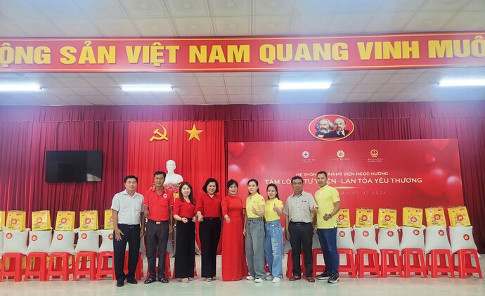 Bà Huỳnh Thanh Thảo, Chủ tịch Hội Chữ Thập Đỏ TP. Cần Thơ và đại diện Hệ thống Thẩm mỹ viện Ngọc Hường cùng Hội Chữ thập đỏ huyện Vĩnh Thạnh và Cờ Đỏ tham dự chương trình