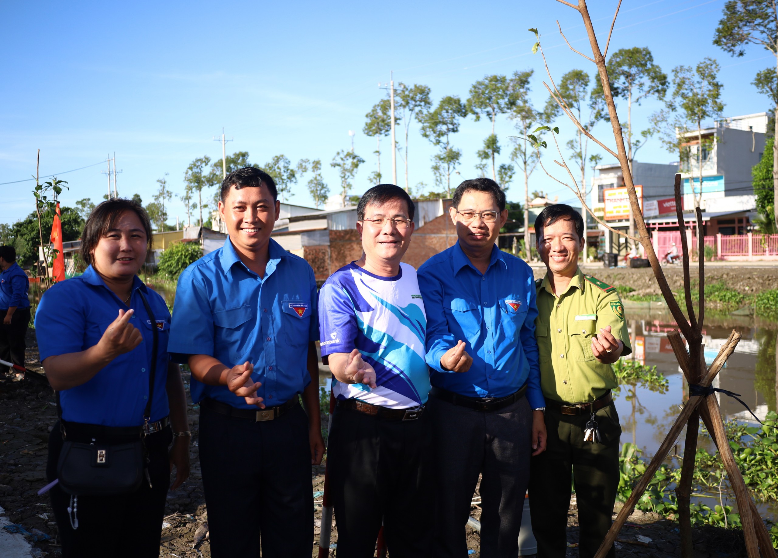 Ông Trần Văn Huyến (giữa) - Phó Bí thư Thường trực Tỉnh ủy, Chủ tịch HĐND tỉnh Hậu Giang chụp hình lưu niệm cùng các đại biểu tại buổi lễ.