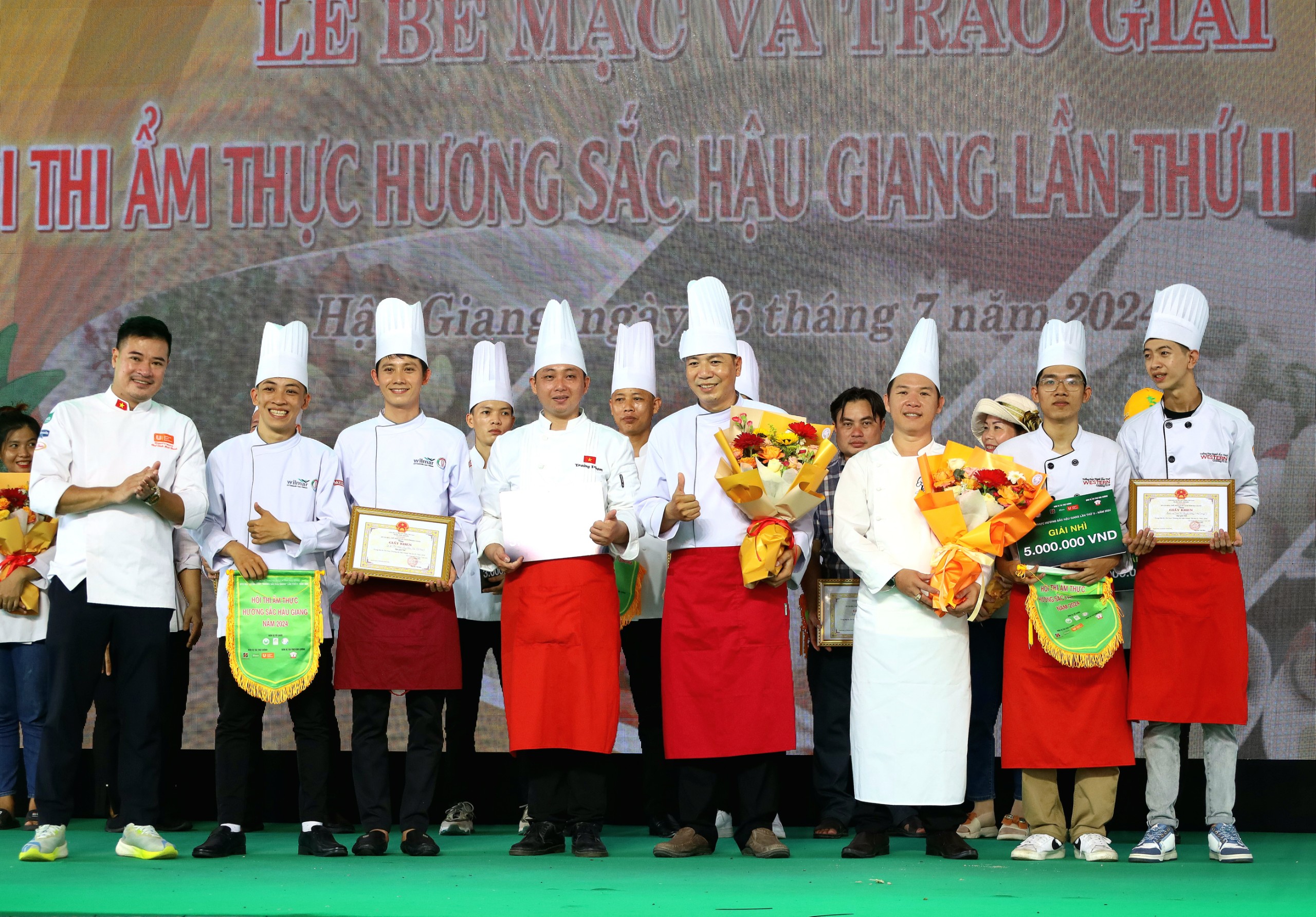 Ban tổ chức trao thưởng giải nhì cho các đội đạt giải.