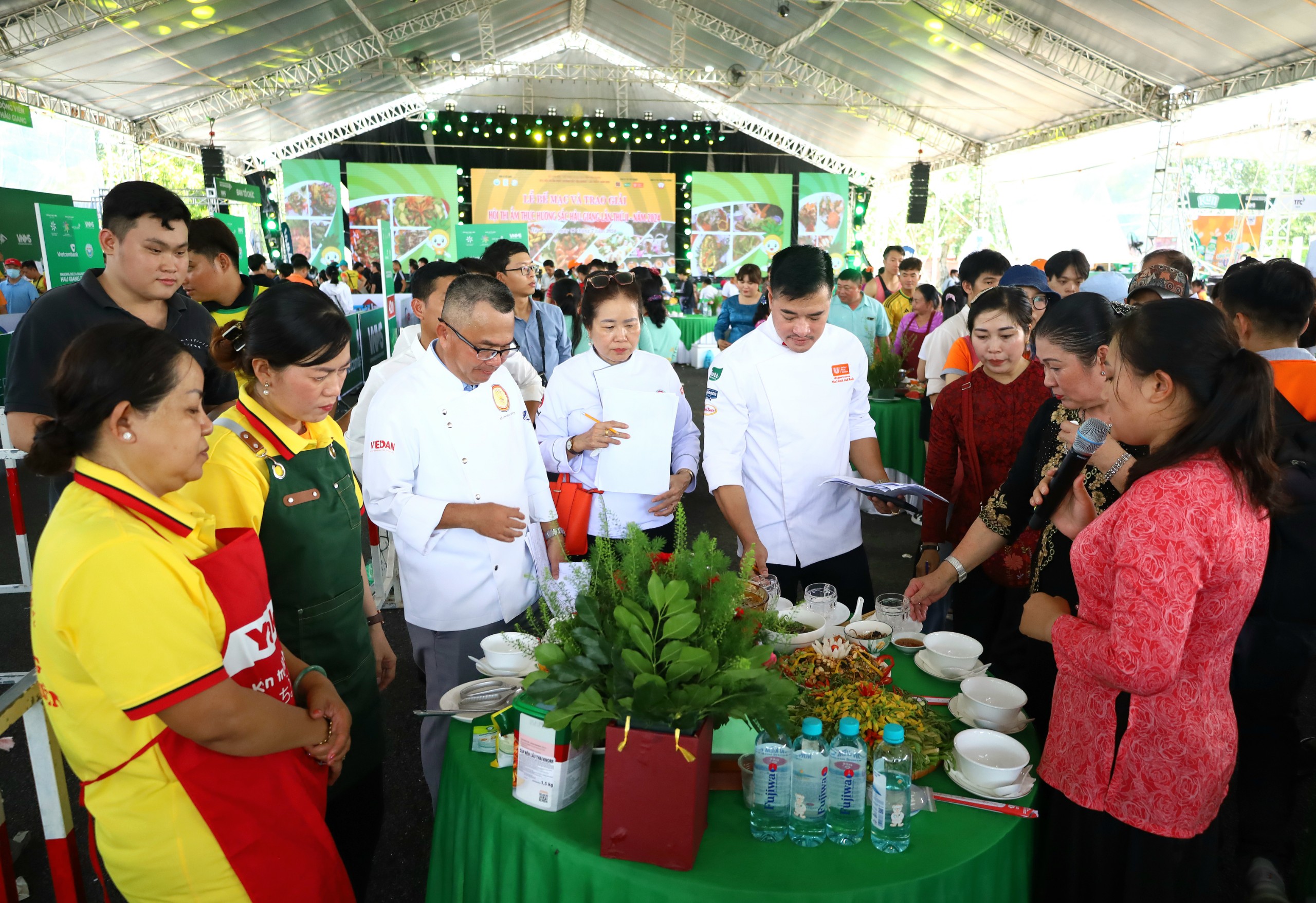 Ban giám khảo tiến hành chấm thi cho các đội dự thi.