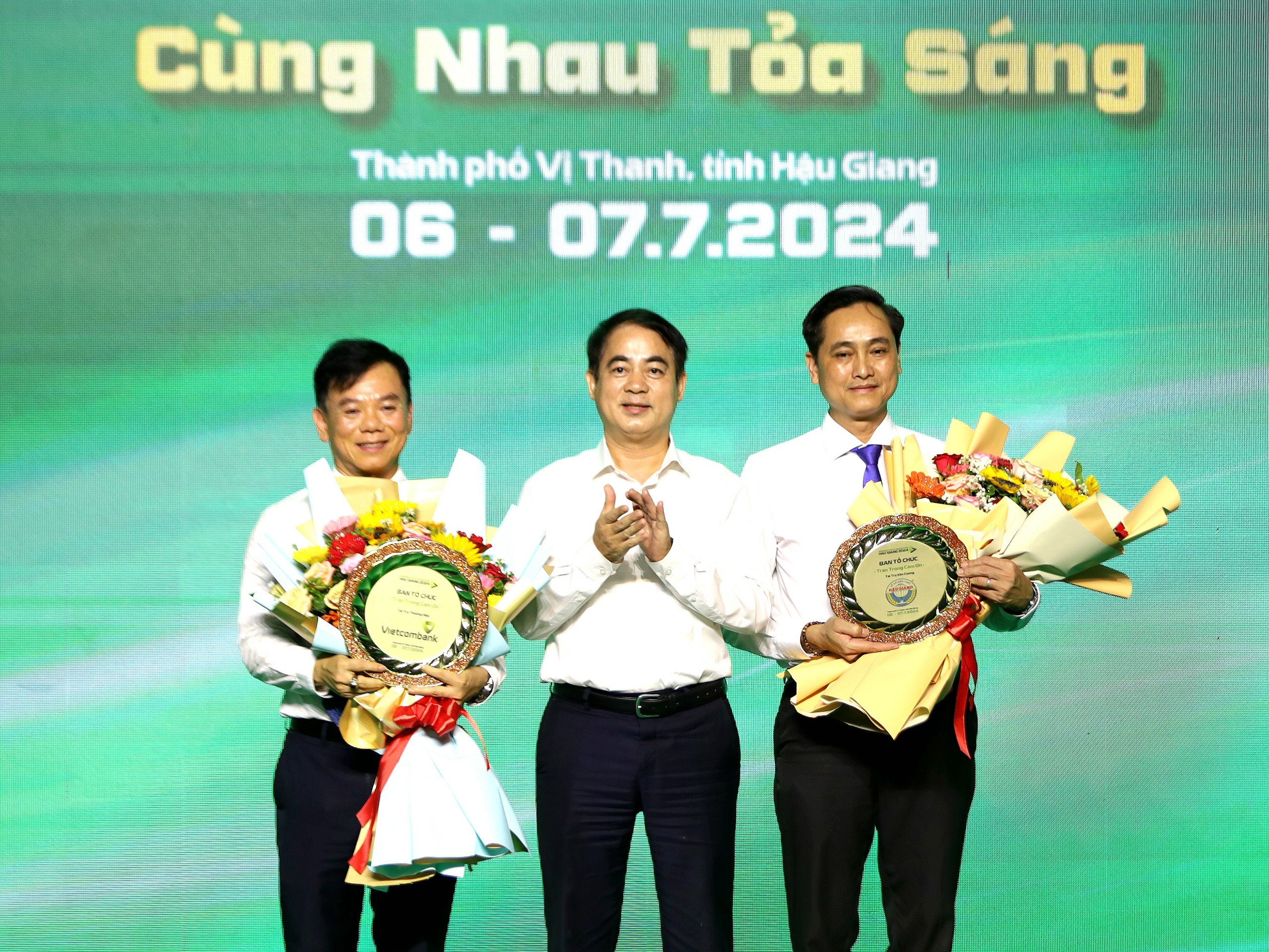 Ông Nghiêm Xuân Thành - Bí thư Tỉnh ủy Hậu Giang trao hoa và tặng kỷ niệm chương đến Nhà tài trợ thương hiệu - Vietcombank và Nhà tài trợ kim cương - Công ty TNHH MTV Xổ số kiến thiết Hậu Giang.