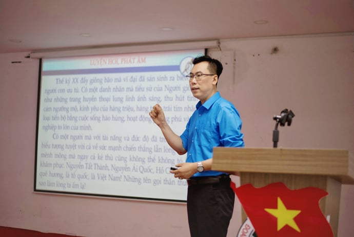 Anh Nguyễn Thanh Tùng (MC Nguyễn Tùng) trong một buổi giảng dạy trên lớp.