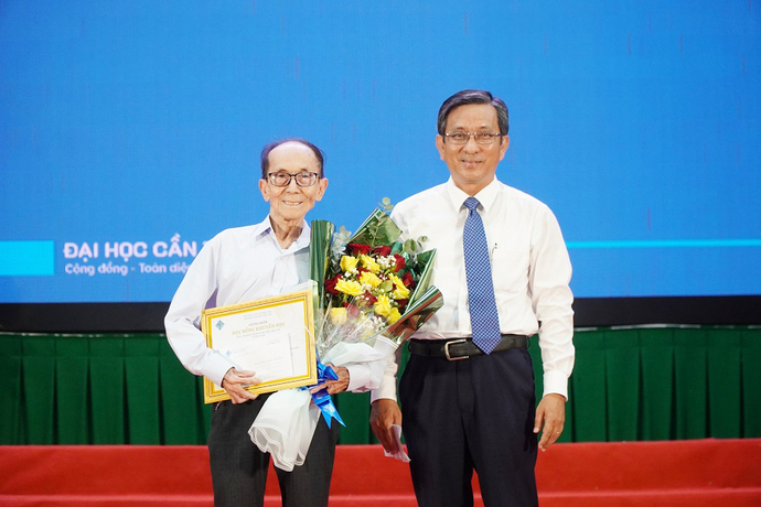 PGS.TS Trần Trung Tính, Hiệu trưởng Trường Đại học Cần Thơ, trao tặng giấy khen và học bổng cho học viên Nguyễn Tấn Thành.