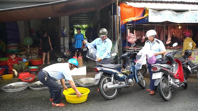 Ngành chức năng kiểm tra, xử lý tiểu thương bày bán cá non tại chợ ở Tp. Cà Mau.