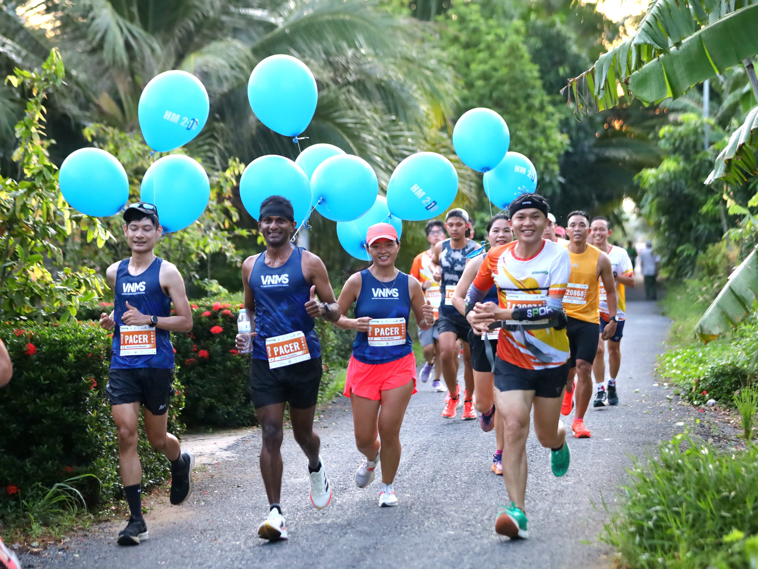 Một vận động viên nước ngoài tham gia nhóm Pacer (người dẫn tốc) cự ly 21km.