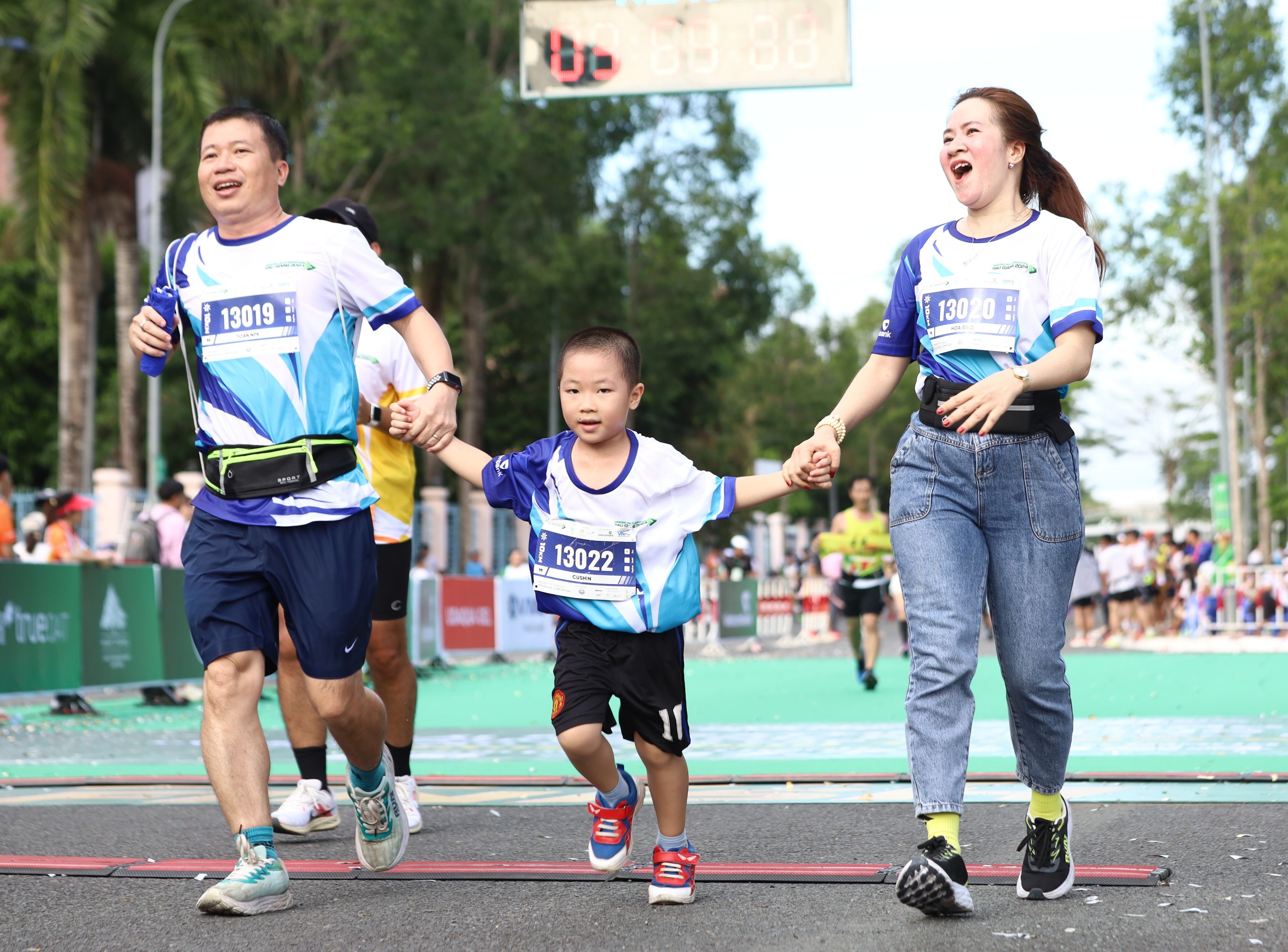 Giải Marathon quốc tế 'Vietcombank Mekong delta' tỉnh Hậu Giang không chỉ là một giải thể thao mà còn là nơi kết nối tình cảm gia đình, các thành viên trong gia đình cùng nhau nỗ lực, hỗ trợ để hoàn thành mục tiêu.