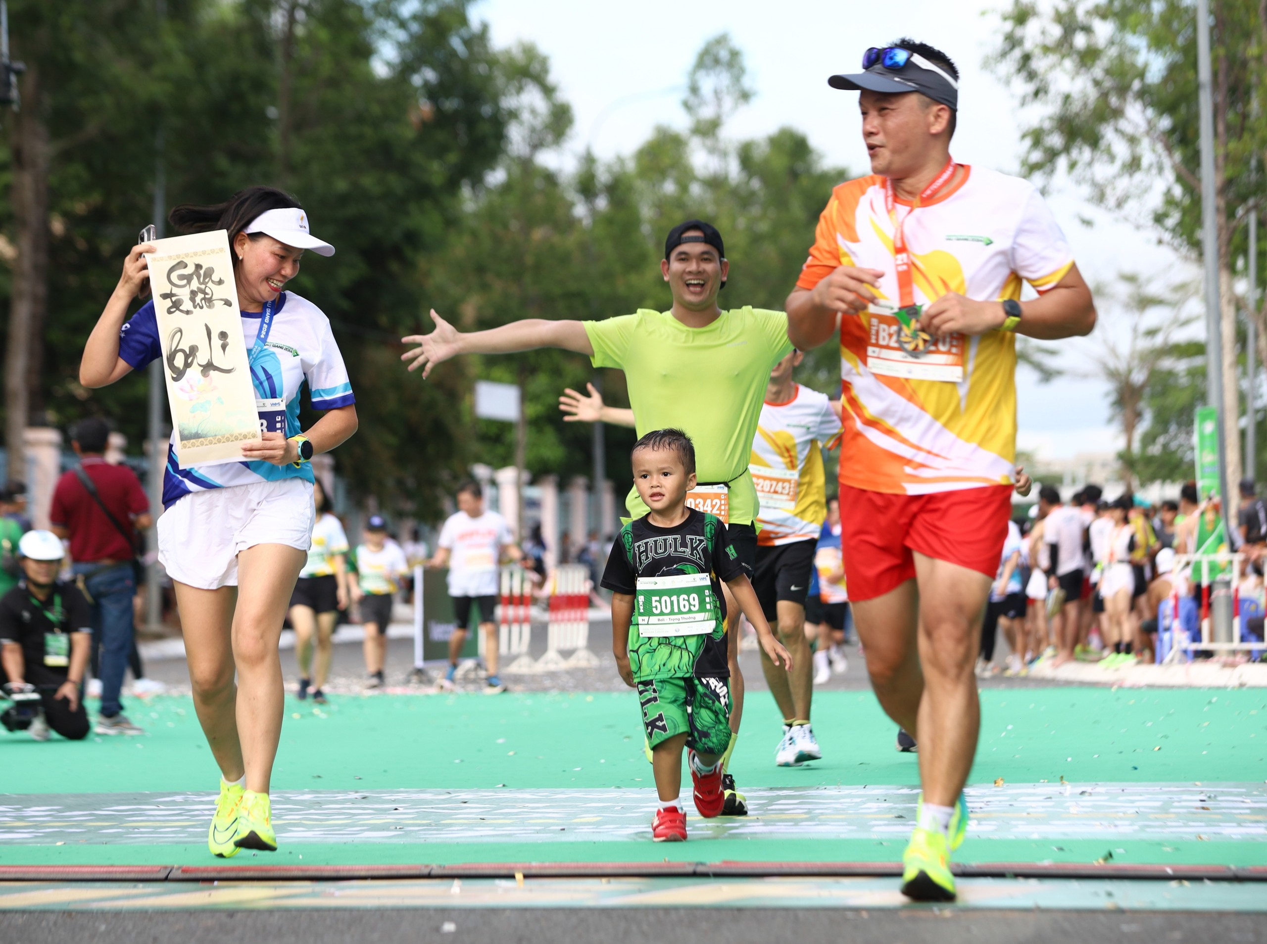 Một vận động viên nhí tự tin tham gia cự ly 5km cùng người thân.