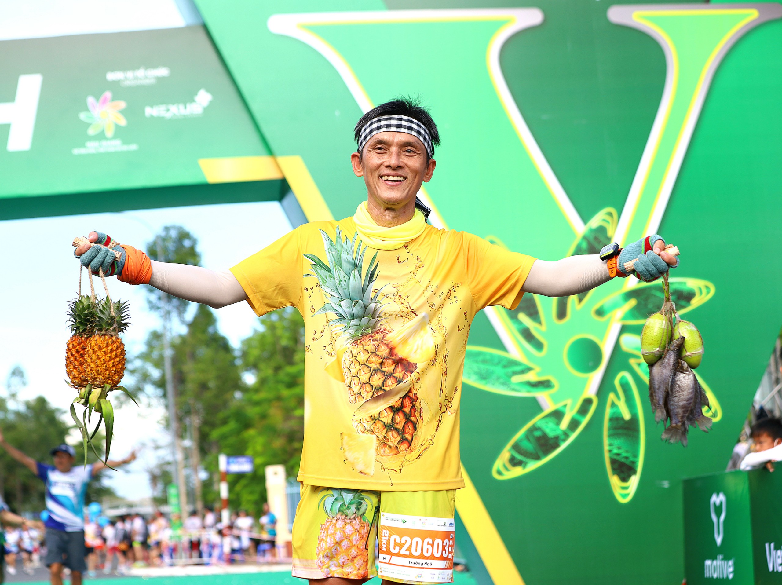 Ông Ngô Văn Trường - Câu lạc bộ Long An Runners tham gia giải với trang phục cosplay hình ảnh quảng bá đặc sản Hậu Giang.