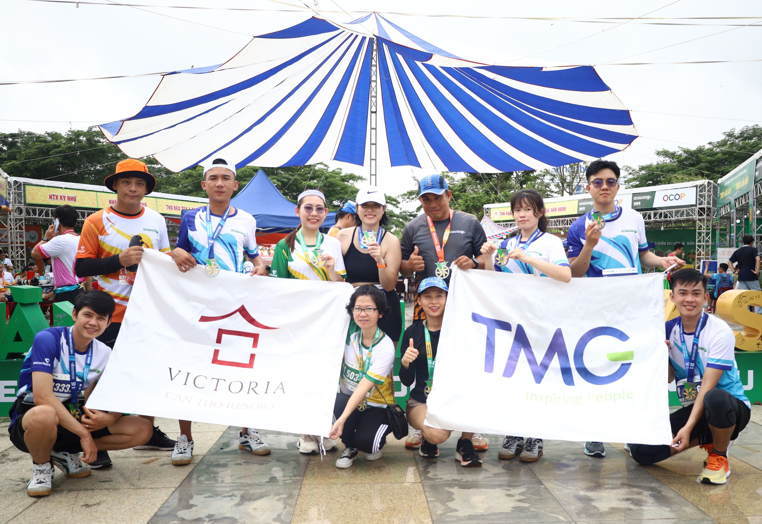 Giải Marathon quốc tế 'Vietcombank Mekong delta' tỉnh Hậu Giang còn là nơi để các thành viên trong Công ty cùng nhau đoàn kết, nỗ lực vượt qua thử thách.