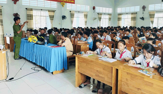 Công an TP Cần Thơ tuyên truyền pháp luật, phòng chống ma túy tại các trường học trên địa bàn. Ảnh: Công an TP Cần Thơ.